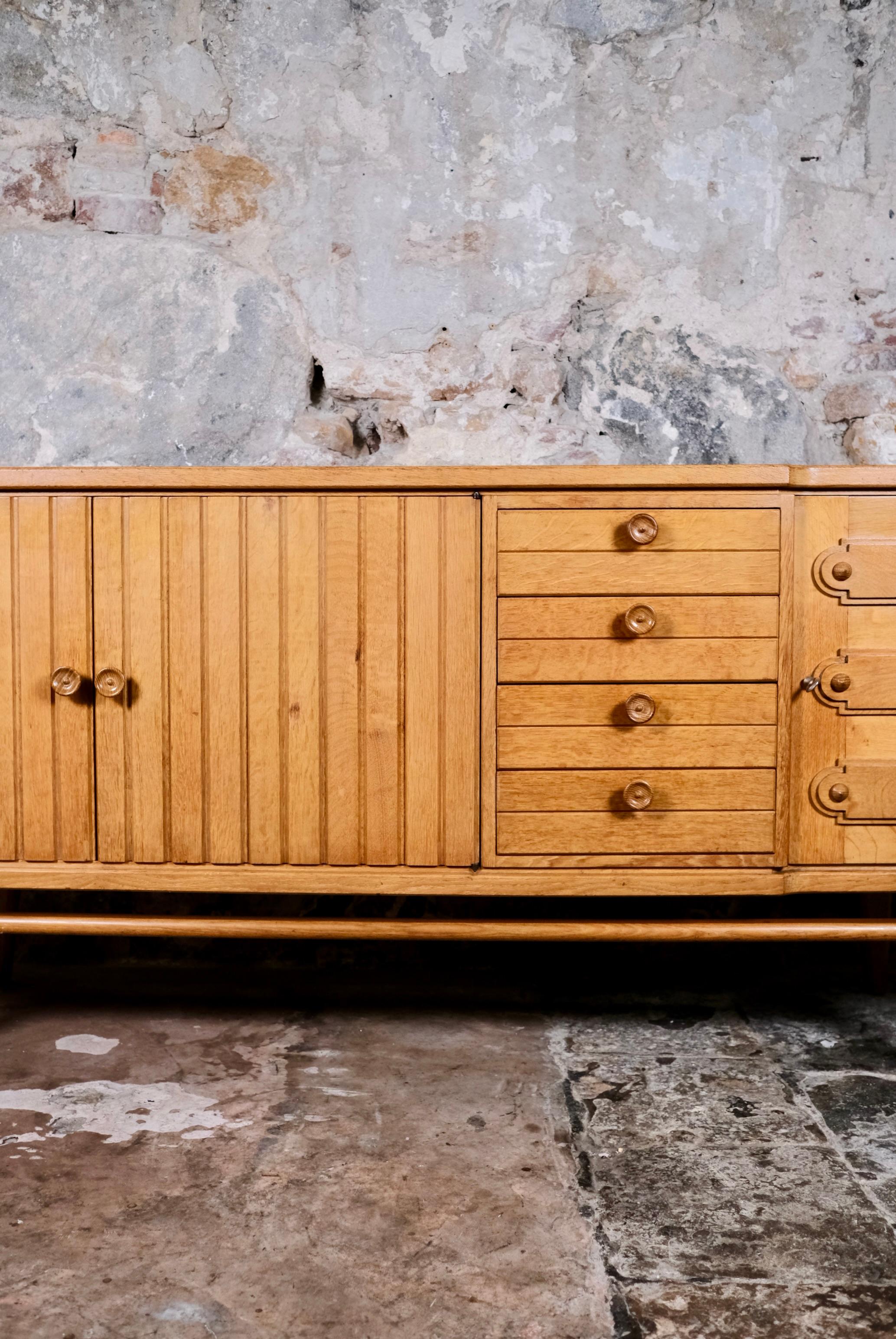 Metà XX secolo Credenza francese in rovere nello stile di Guillerme & Chambron, anni '60 in vendita