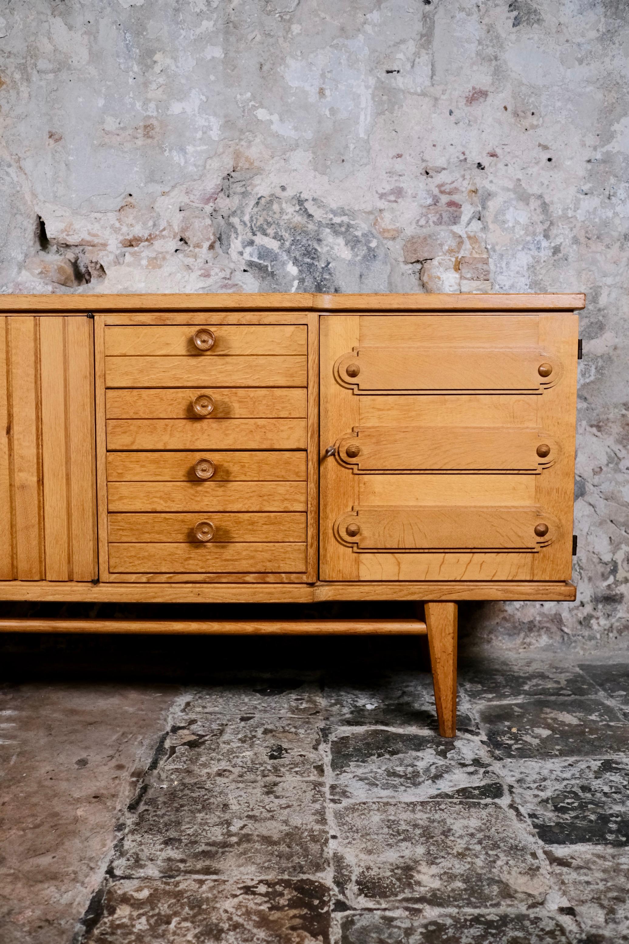 Ottone Credenza francese in rovere nello stile di Guillerme & Chambron, anni '60 in vendita