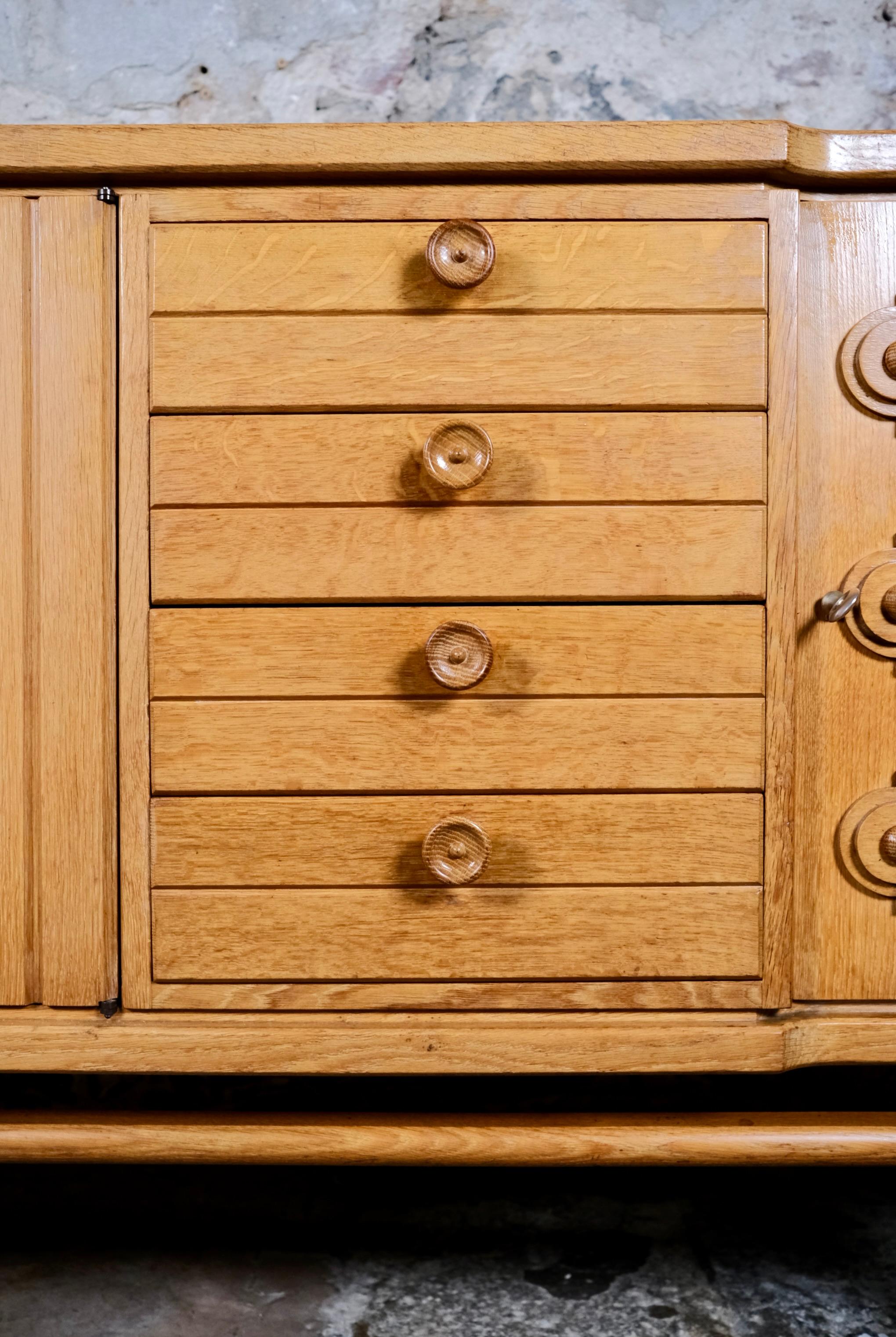 Credenza francese in rovere nello stile di Guillerme & Chambron, anni '60 in vendita 1