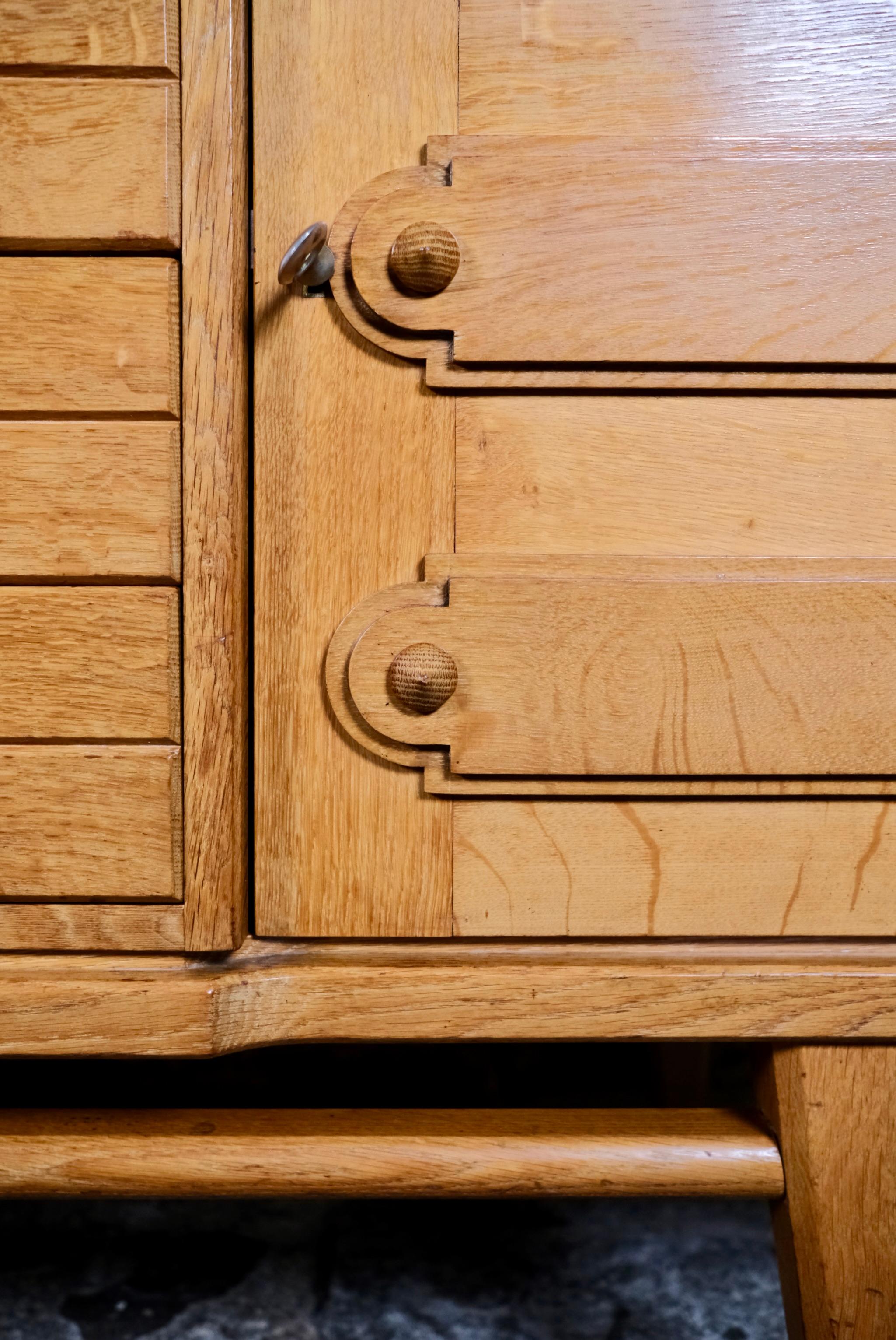 Credenza francese in rovere nello stile di Guillerme & Chambron, anni '60 in vendita 2