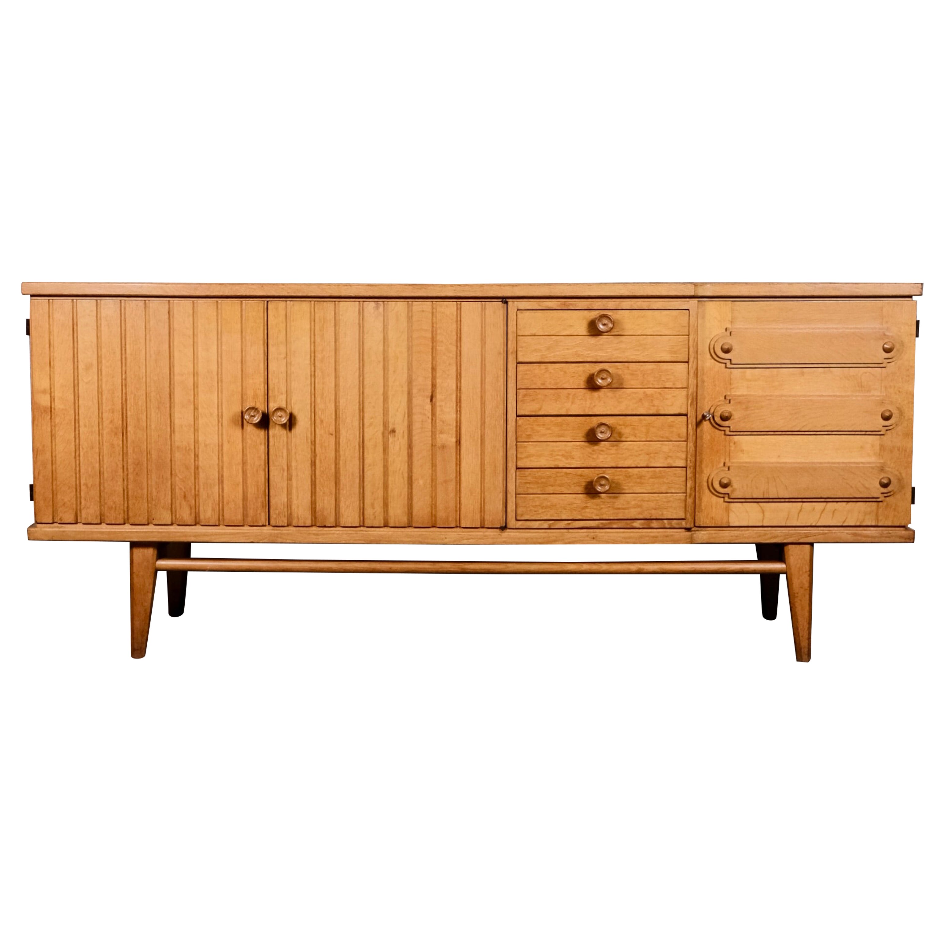 Credenza francese in rovere nello stile di Guillerme & Chambron, anni '60
