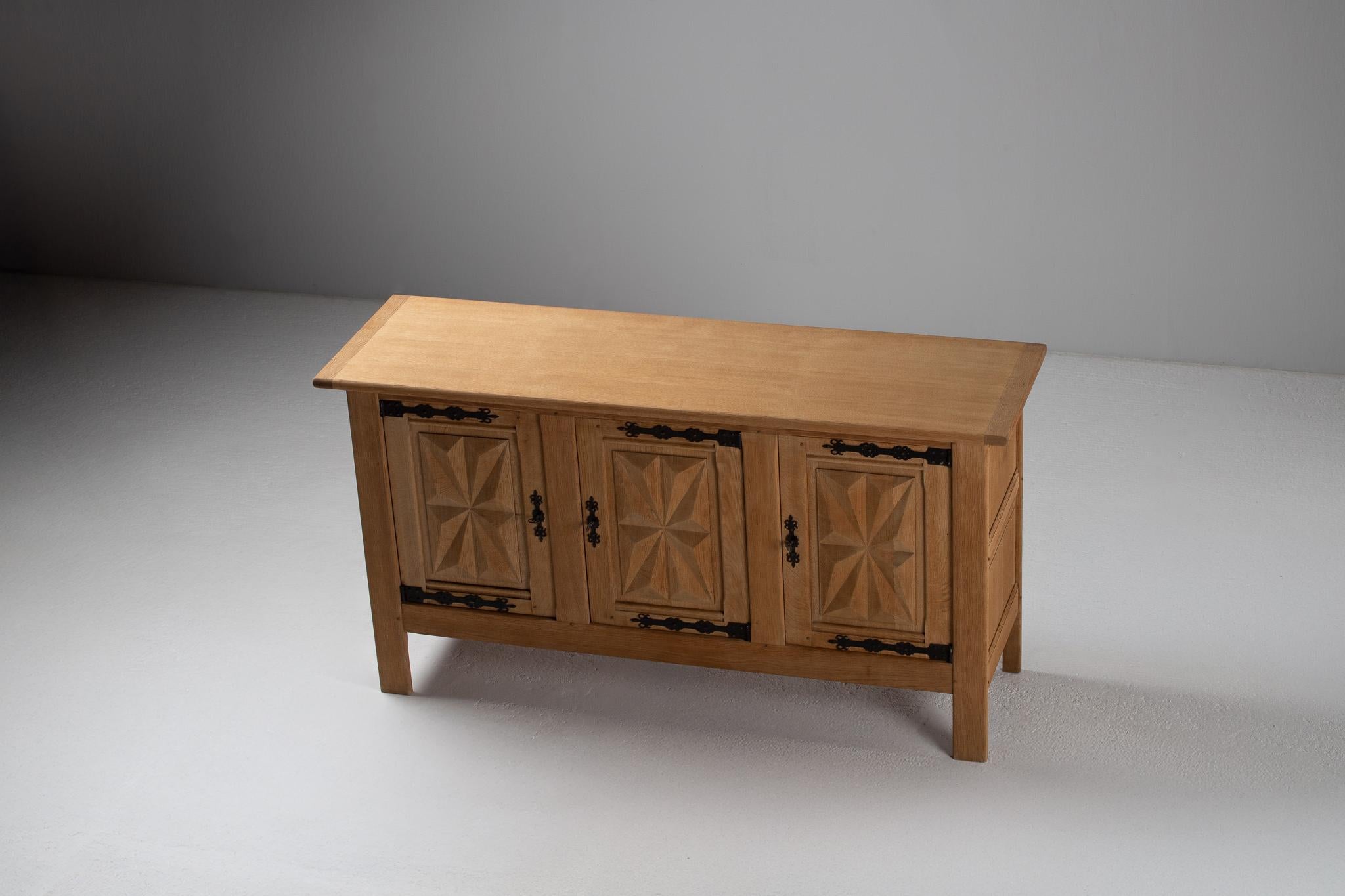 French Oak Sideboard with Starburst Carving in vendita 3