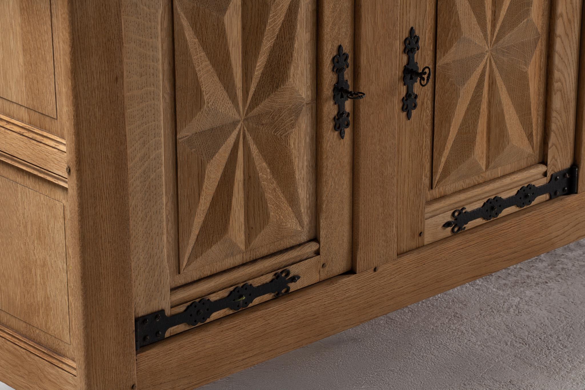 Francese French Oak Sideboard with Starburst Carving in vendita