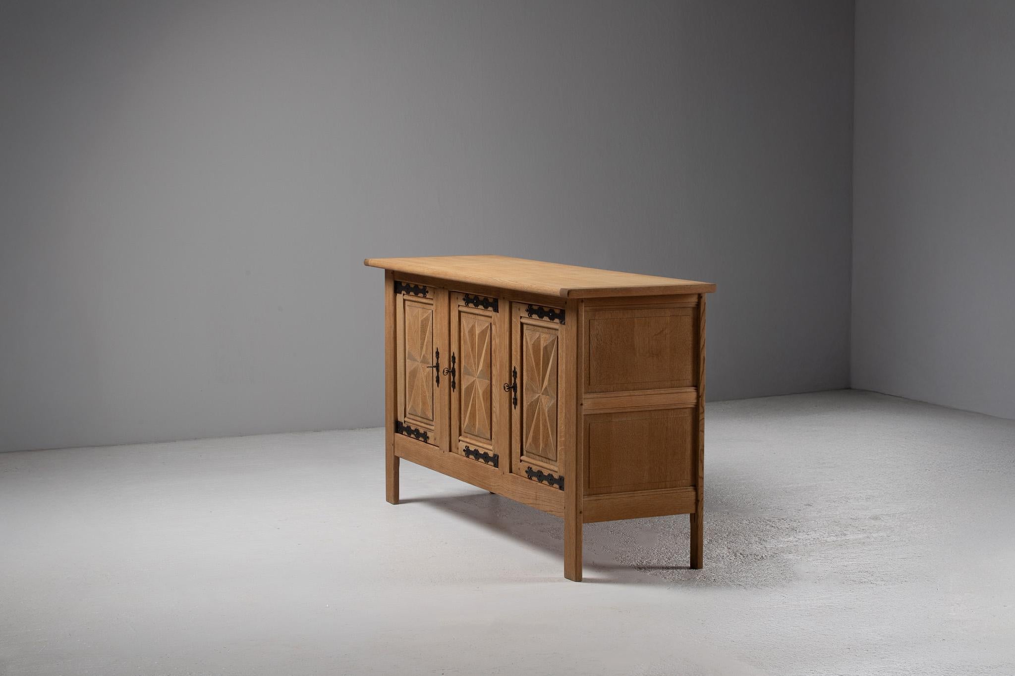 French Oak Sideboard with Starburst Carving In condizioni buone in vendita a Kaštel Sućurac, Splitsko-dalmatinska županija