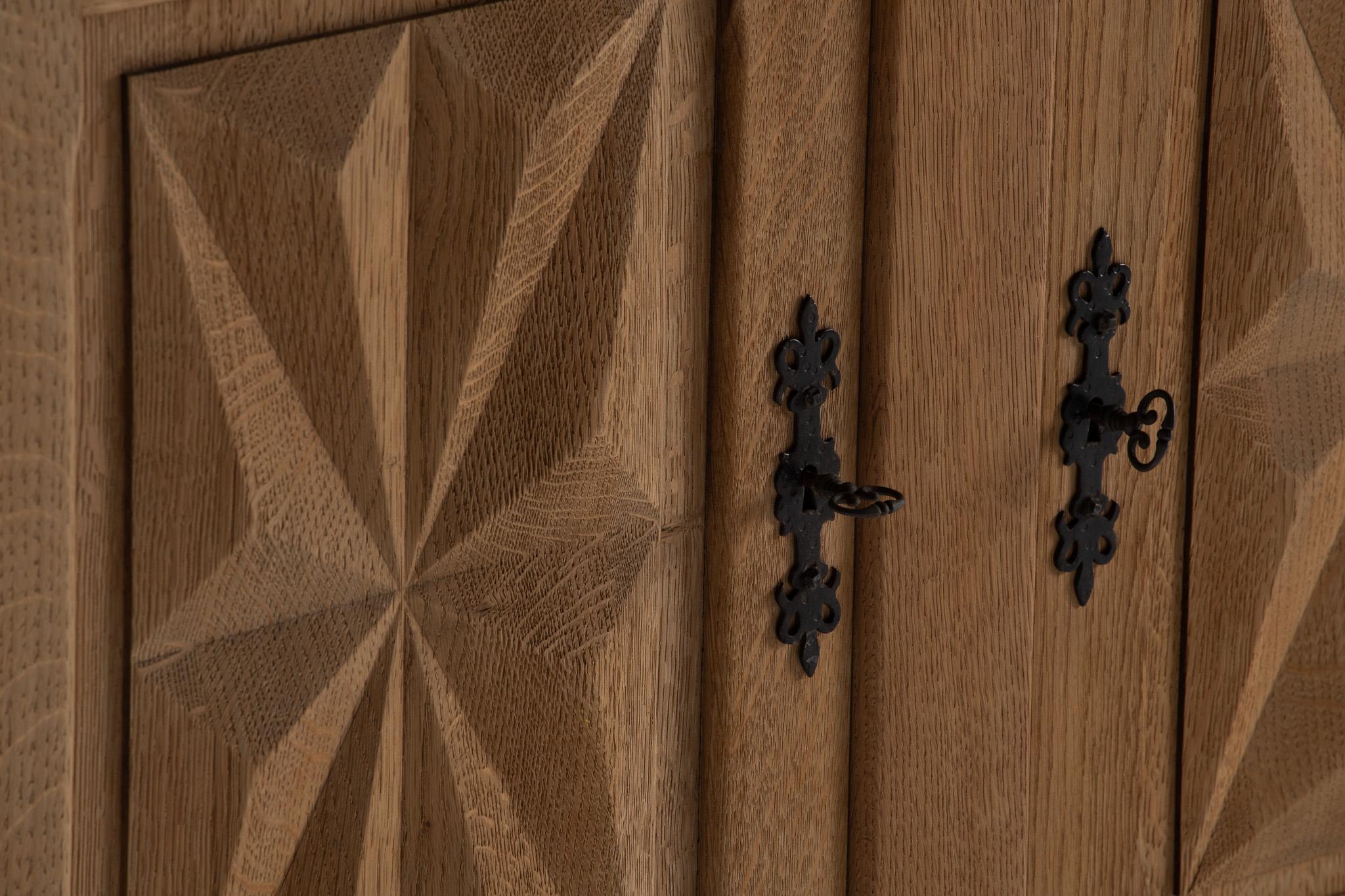 Quercia French Oak Sideboard with Starburst Carving in vendita