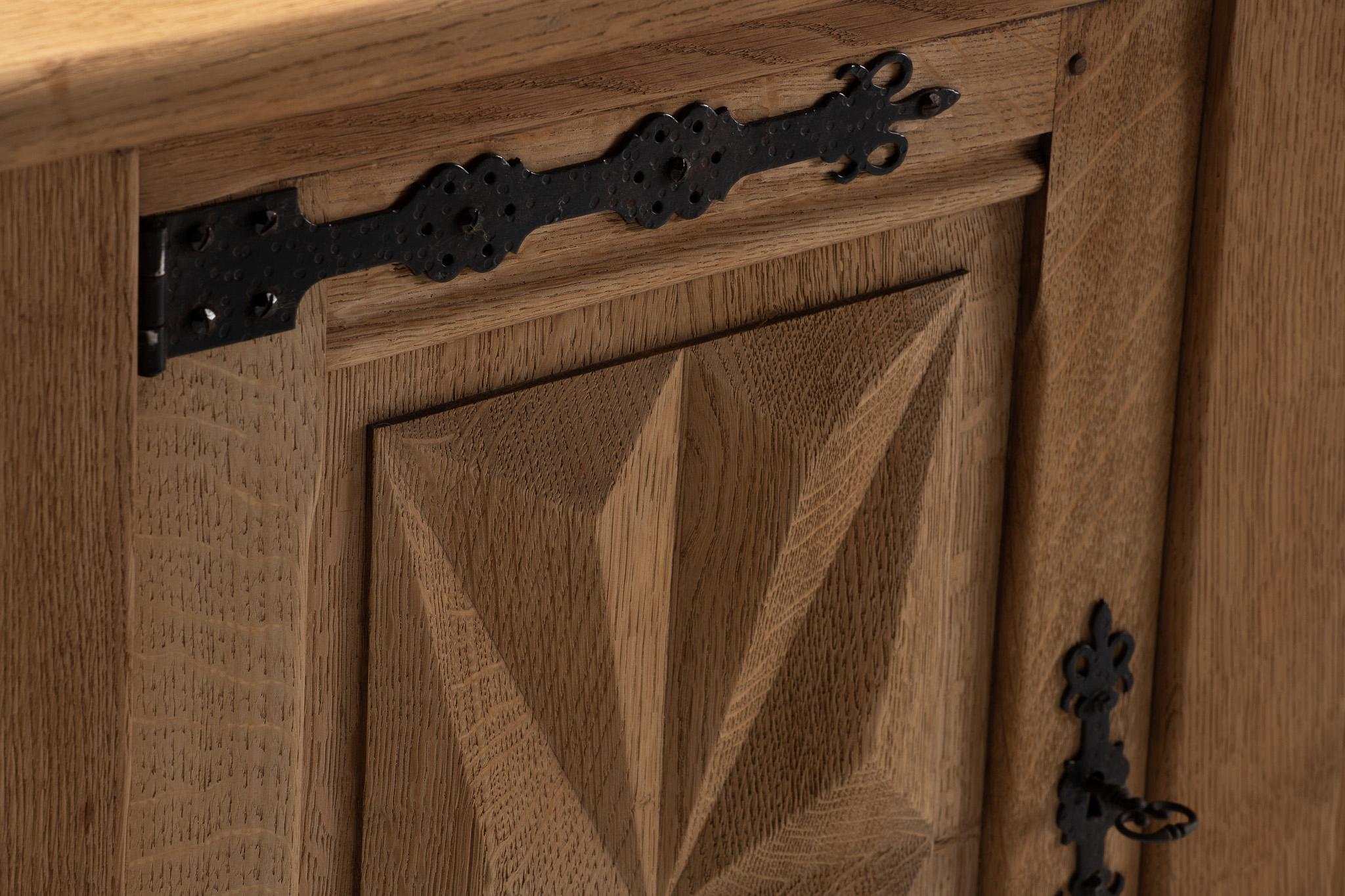 French Oak Sideboard with Starburst Carving in vendita 1