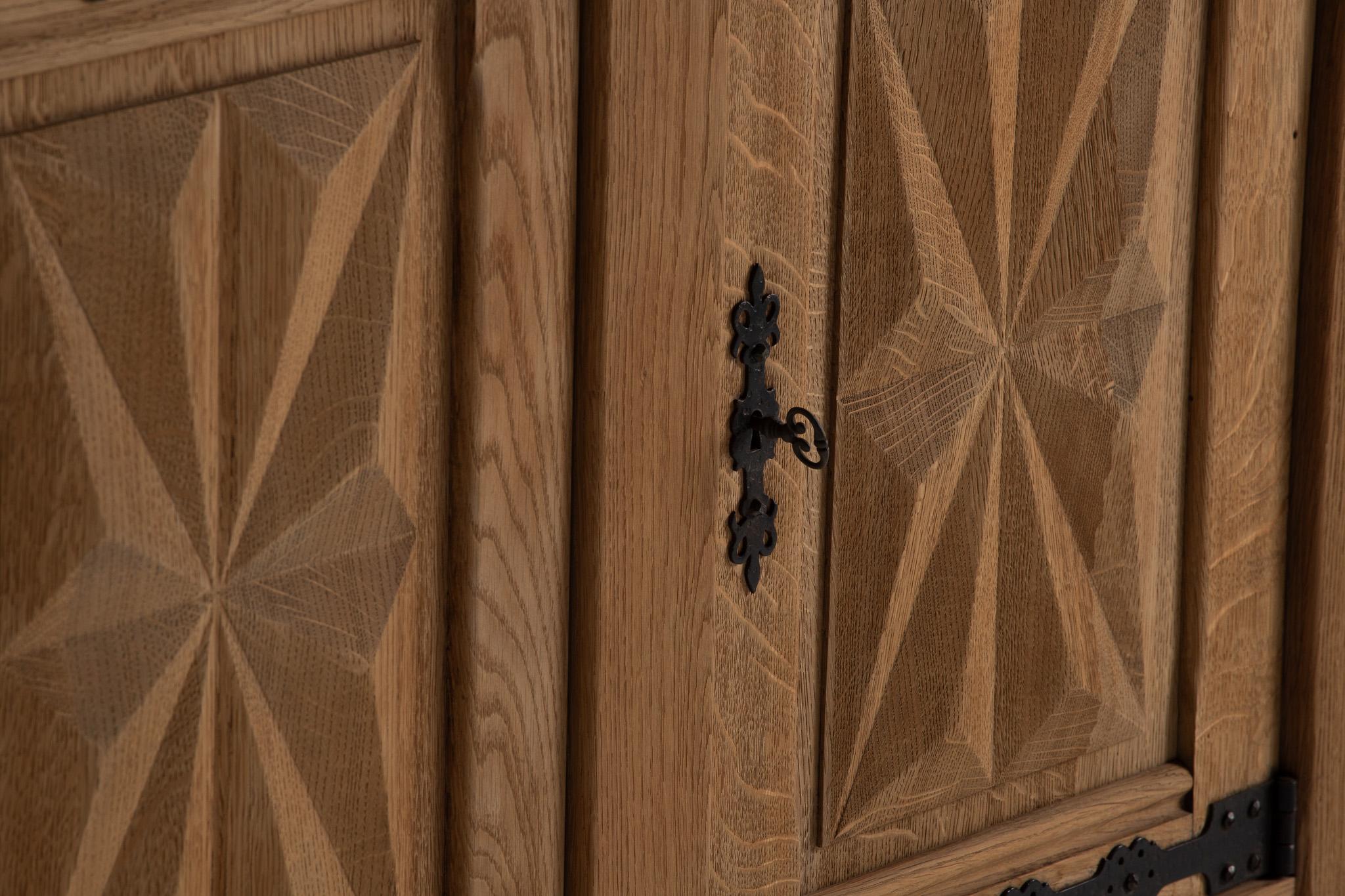 French Oak Sideboard with Starburst Carving in vendita 2