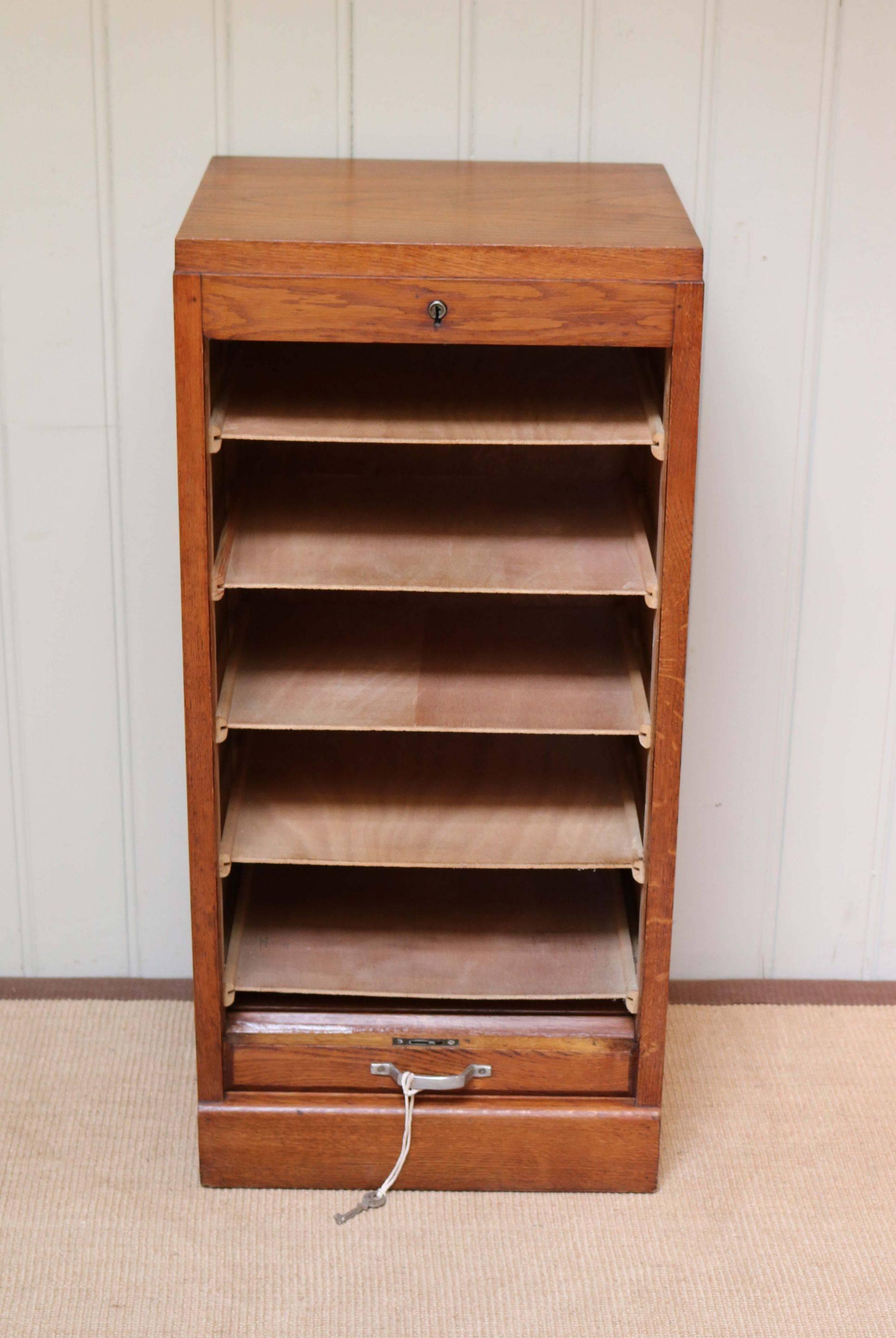 French Oak Single Tambour Front Filing Cabinet In Good Condition For Sale In Buckinghamshire, GB