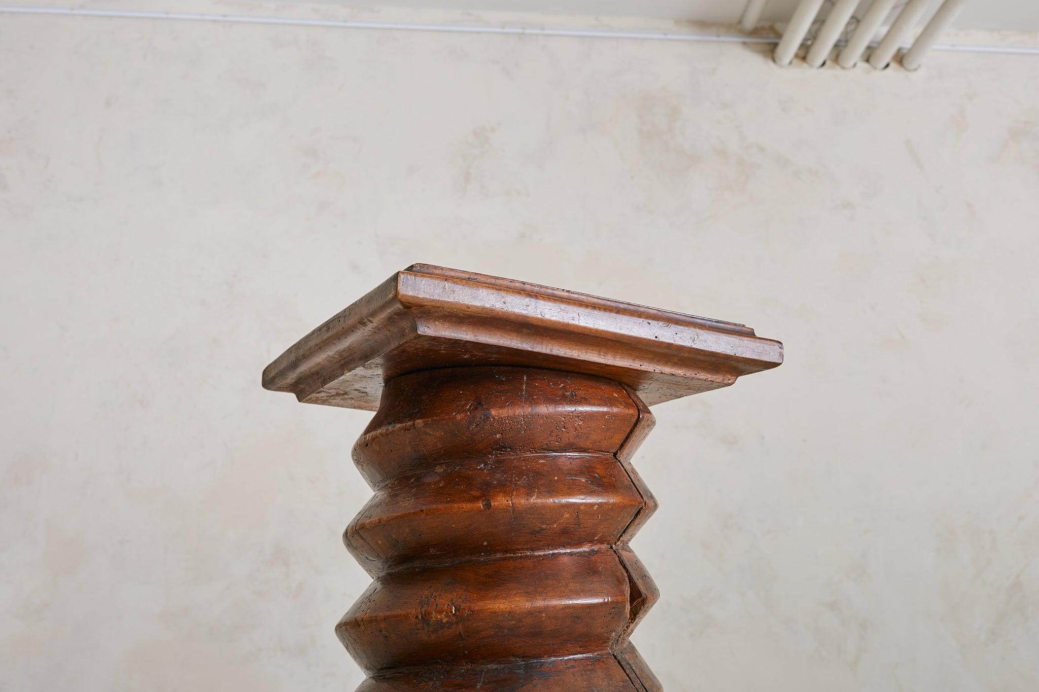 Bois Piédestal en spirale en Oak français à la manière de Charles Dudouyt, années 1940 en vente