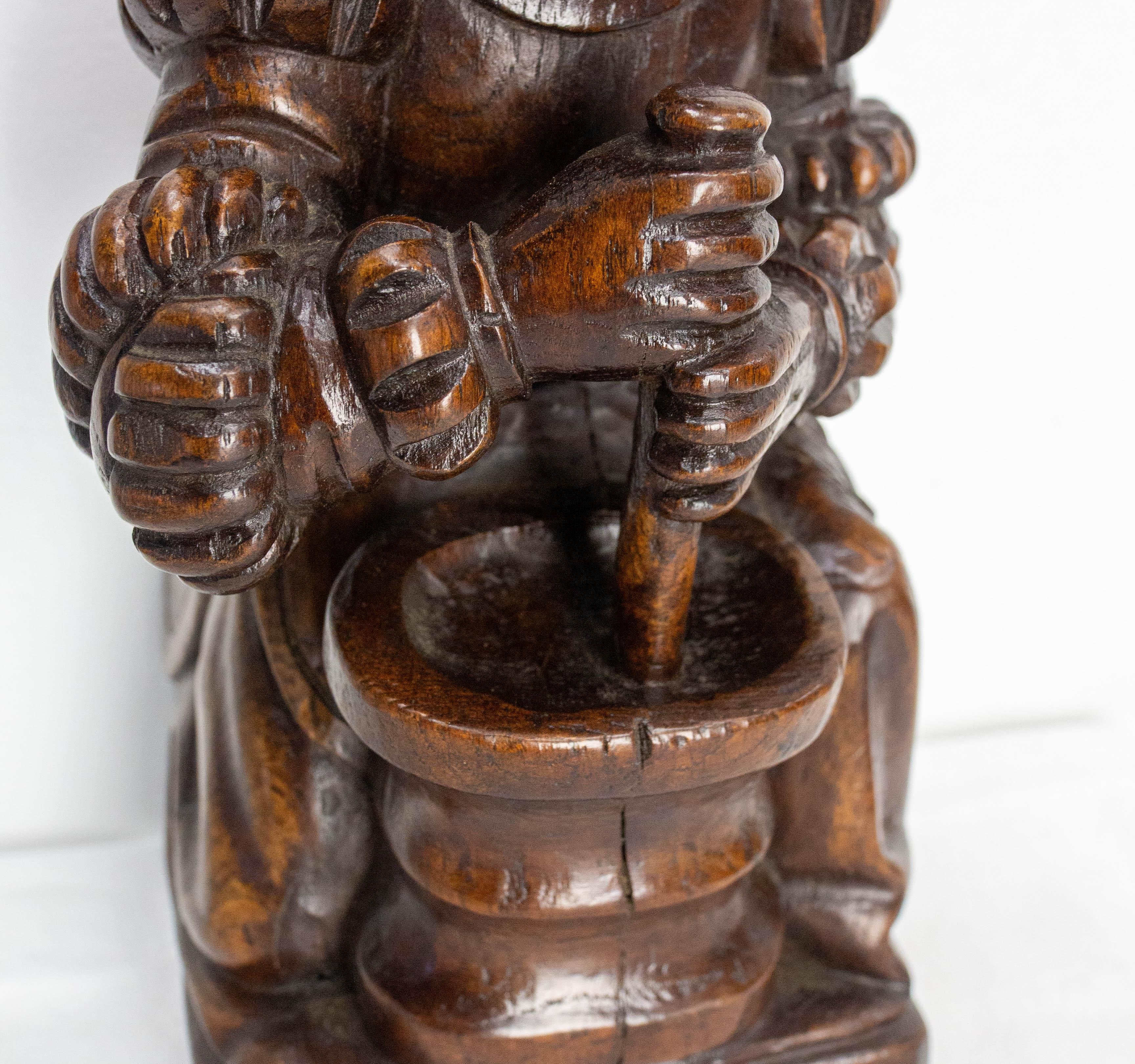 Statuette en chêne français La réplique de l'Apothicaire de la cathédrale d'Amiens circa 1900 en vente 2