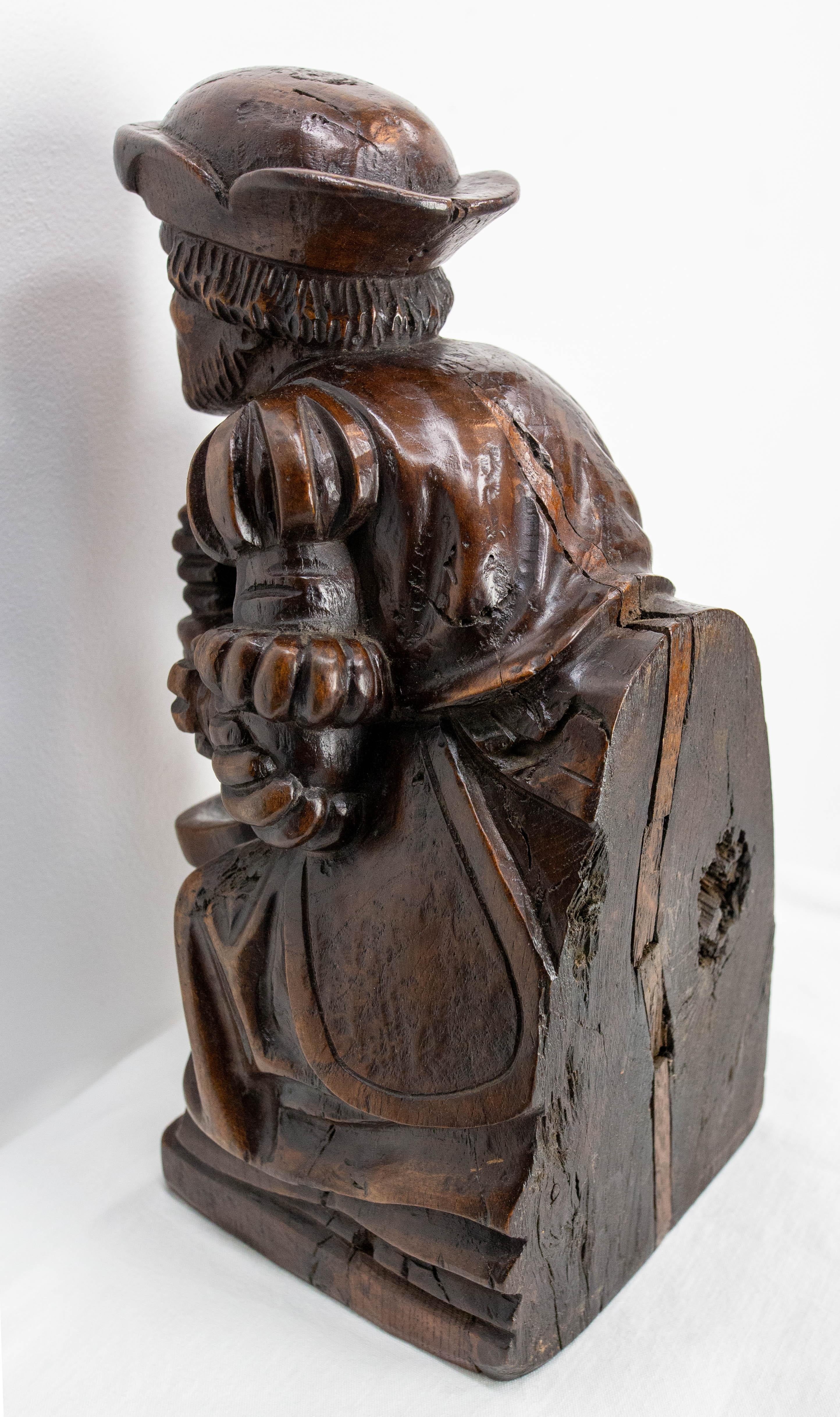 Statue en bois fabriquée à la main en chêne.

Bon état et belle patine

Expédition :
10 / 11 / 41 cm 1,1 Kg.
