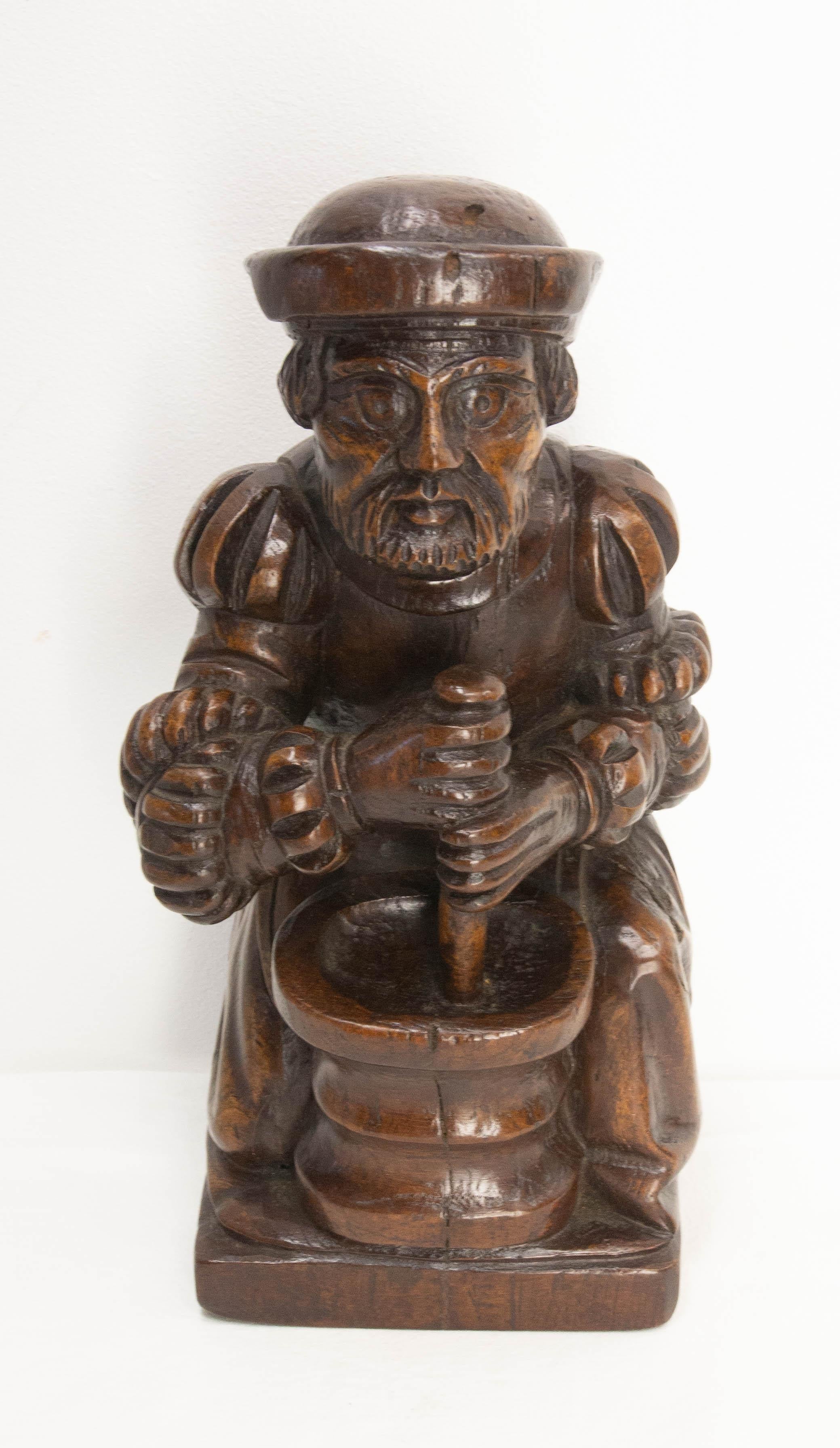 Mid-Century Modern Statuette en chêne français La réplique de l'Apothicaire de la cathédrale d'Amiens circa 1900 en vente