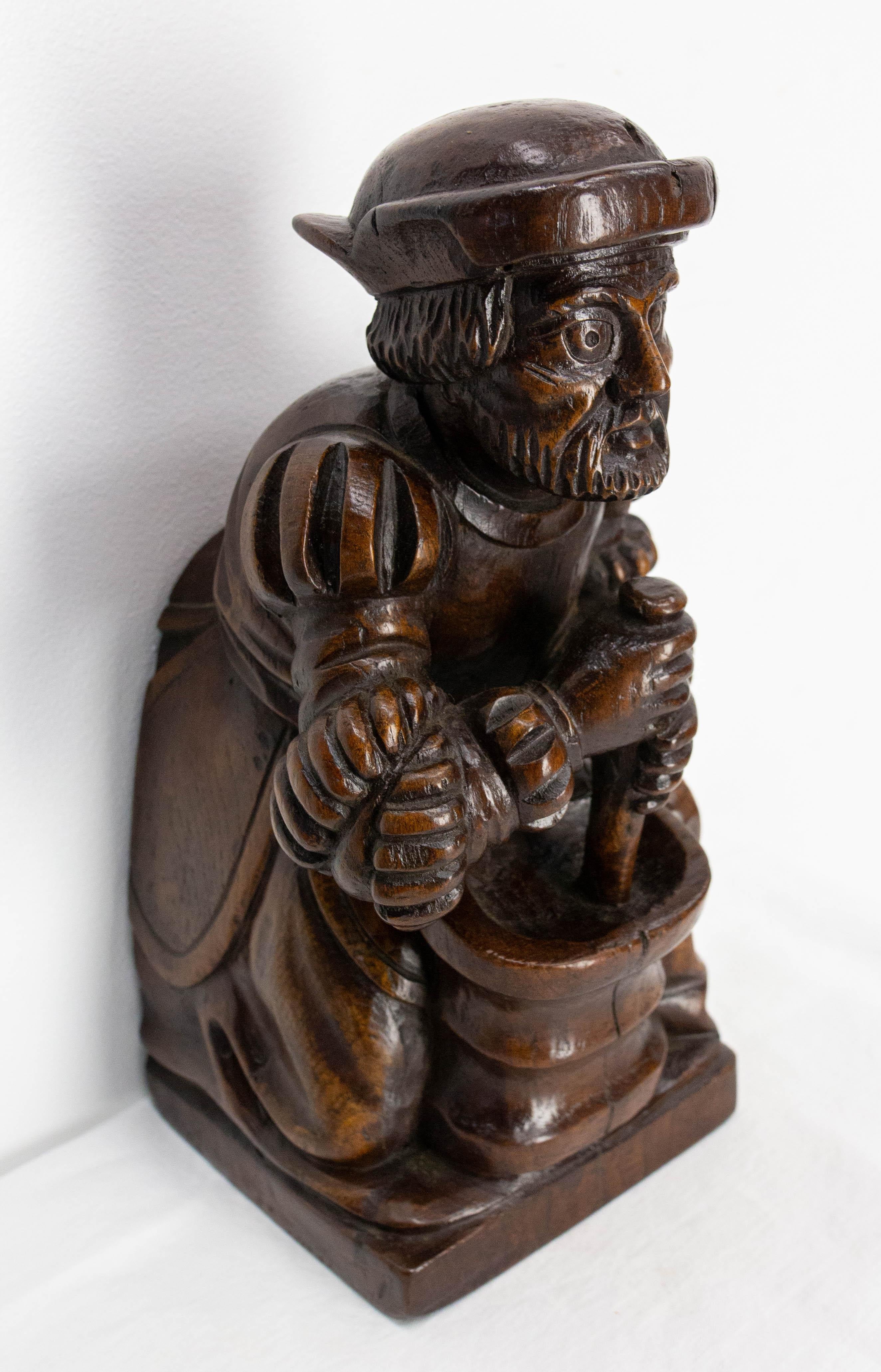 Français Statuette en chêne français La réplique de l'Apothicaire de la cathédrale d'Amiens circa 1900 en vente