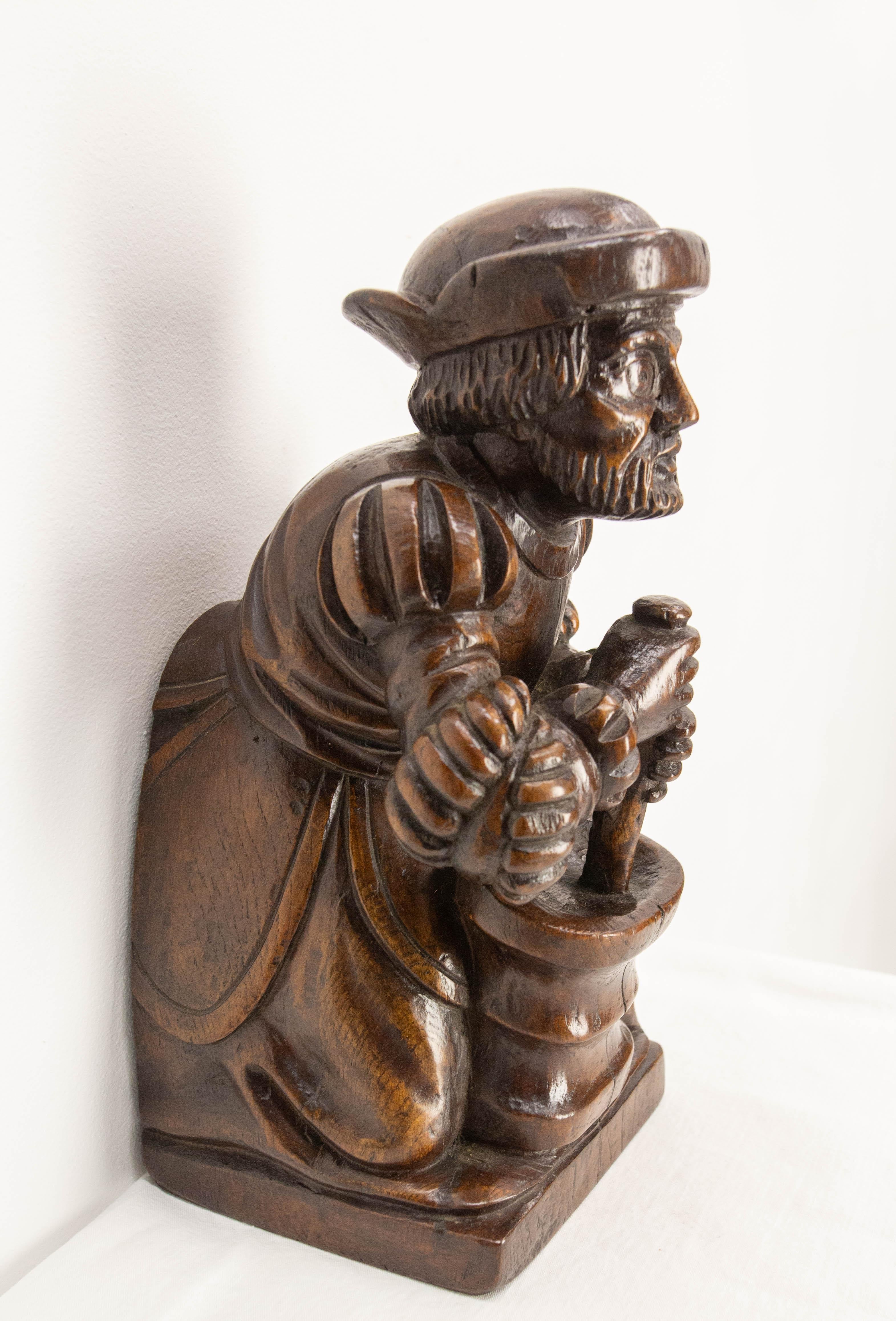 Chêne Statuette en chêne français La réplique de l'Apothicaire de la cathédrale d'Amiens circa 1900 en vente