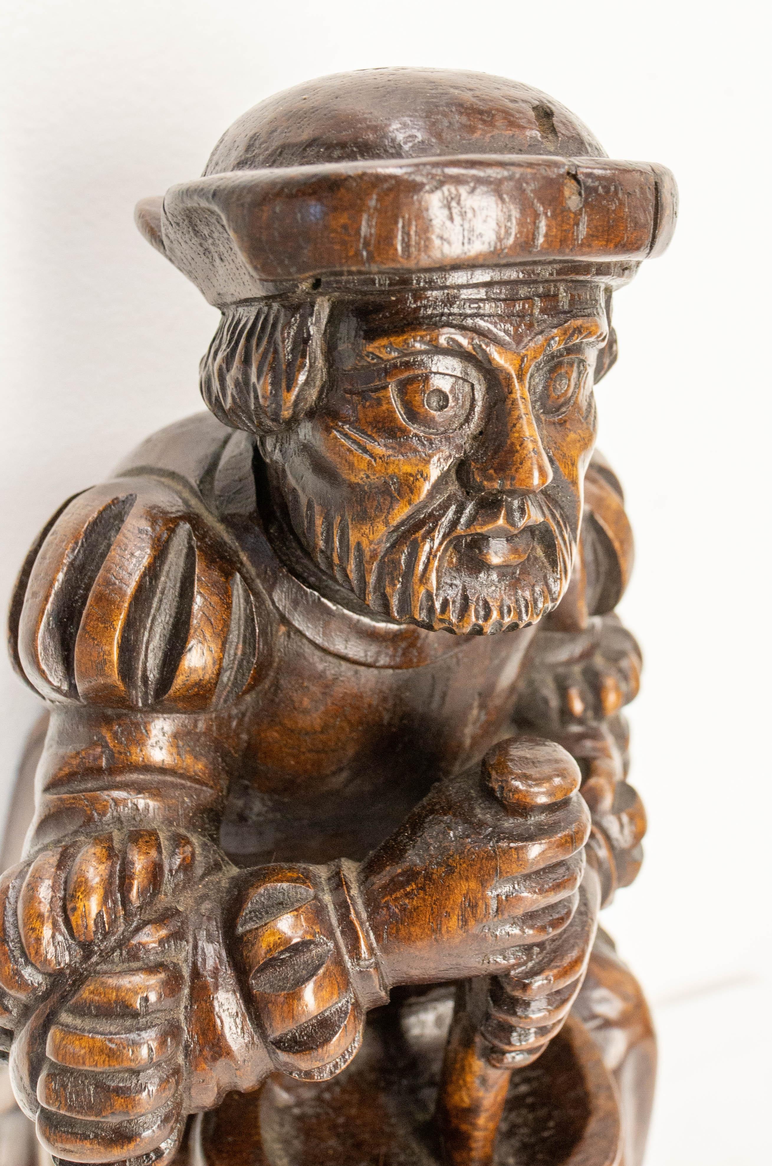 Statuette en chêne français La réplique de l'Apothicaire de la cathédrale d'Amiens circa 1900 en vente 1