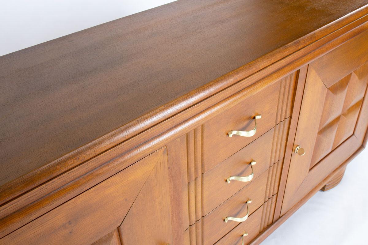 Meuble de rangement en Oak Oak français avec poignées en laiton par Charles Dudouyt, années 1930 en vente 4