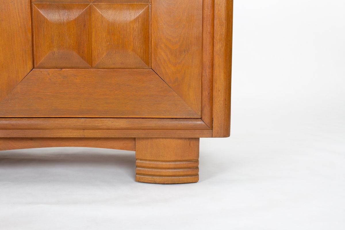 Meuble de rangement en Oak Oak français avec poignées en laiton par Charles Dudouyt, années 1930 en vente 5