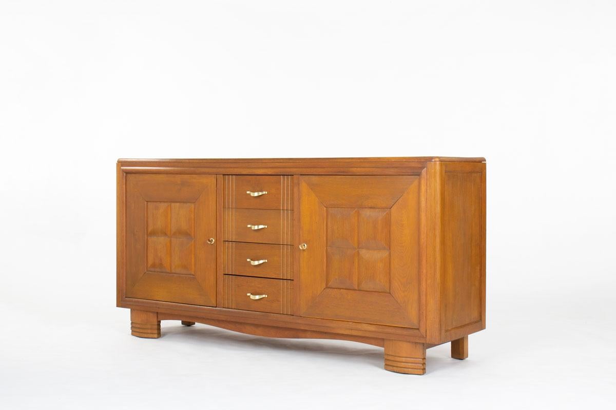 Conçu en France dans les années 1930, cet élégant meuble de rangement en chêne rappelle le style distinctif du designer français Charles Dudouyt, avec ses proportions audacieuses, ses détails graphiques et sa construction artisanale.

Entièrement