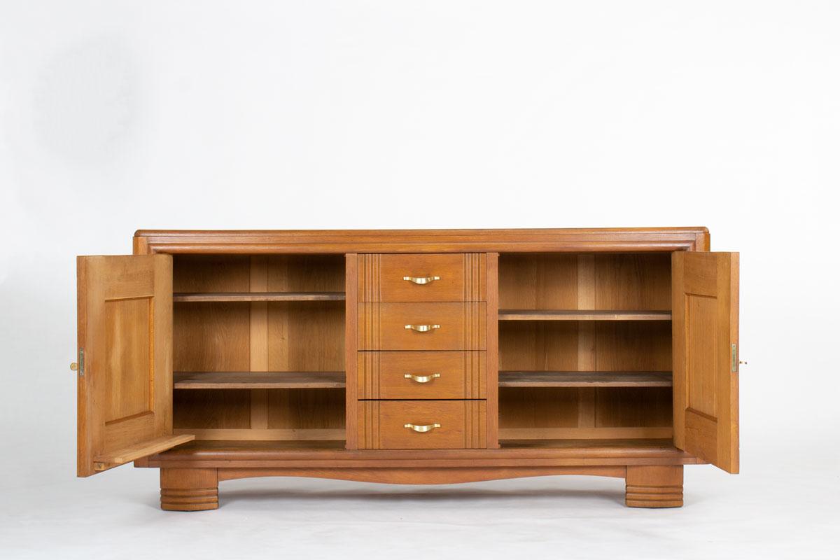 20ième siècle Meuble de rangement en Oak Oak français avec poignées en laiton par Charles Dudouyt, années 1930 en vente