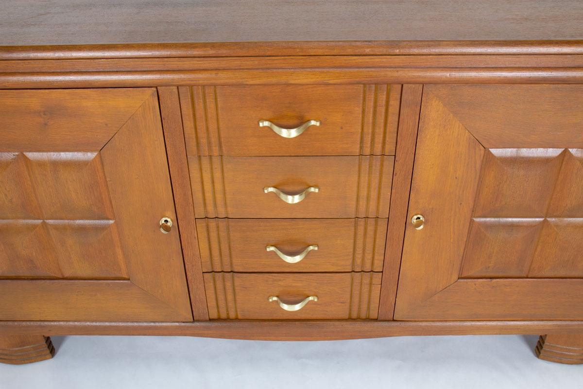 Meuble de rangement en Oak Oak français avec poignées en laiton par Charles Dudouyt, années 1930 en vente 3
