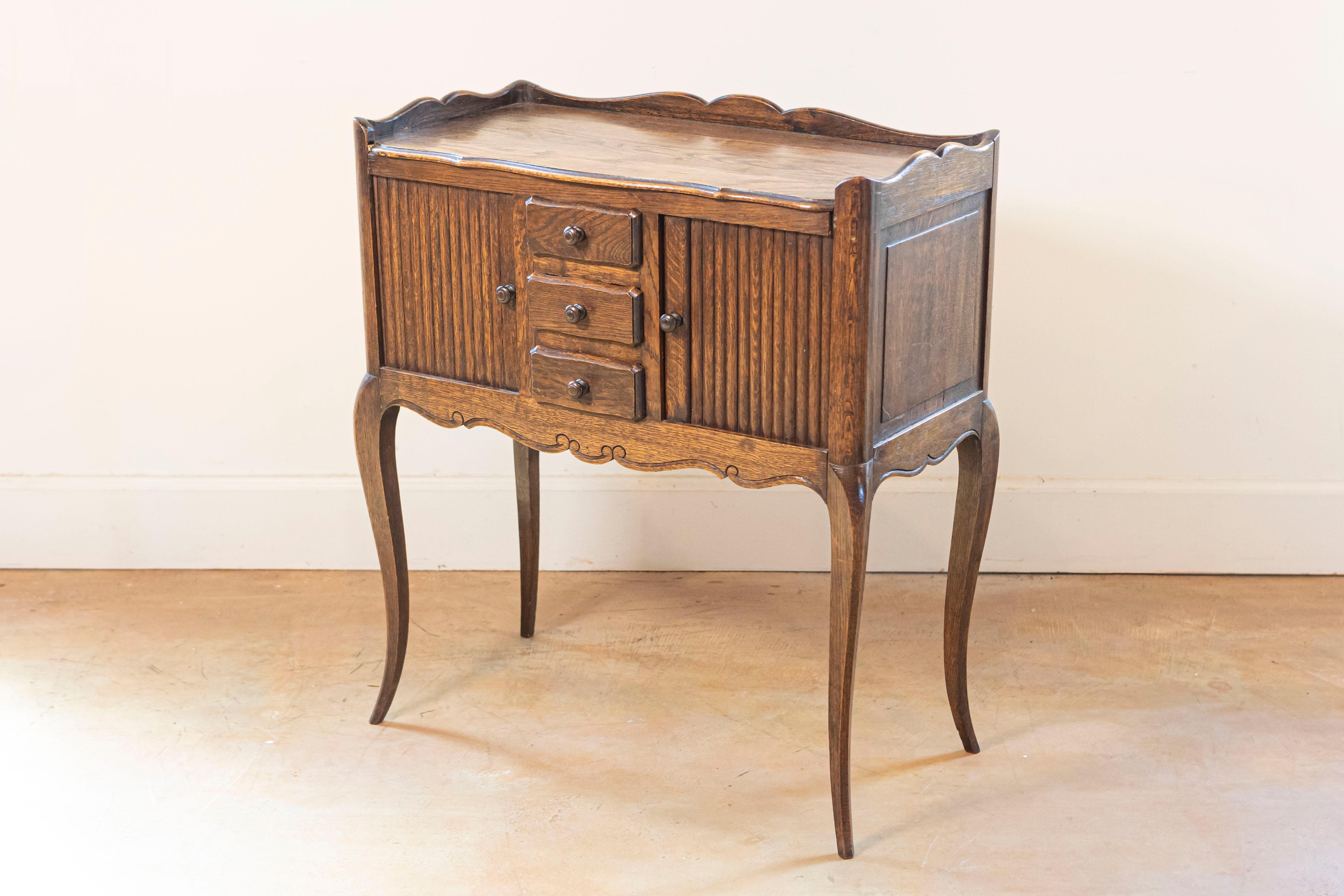 Français Table de chevet française avec armoires à portes coulissantes et trois tiroirs, années 1890 en vente