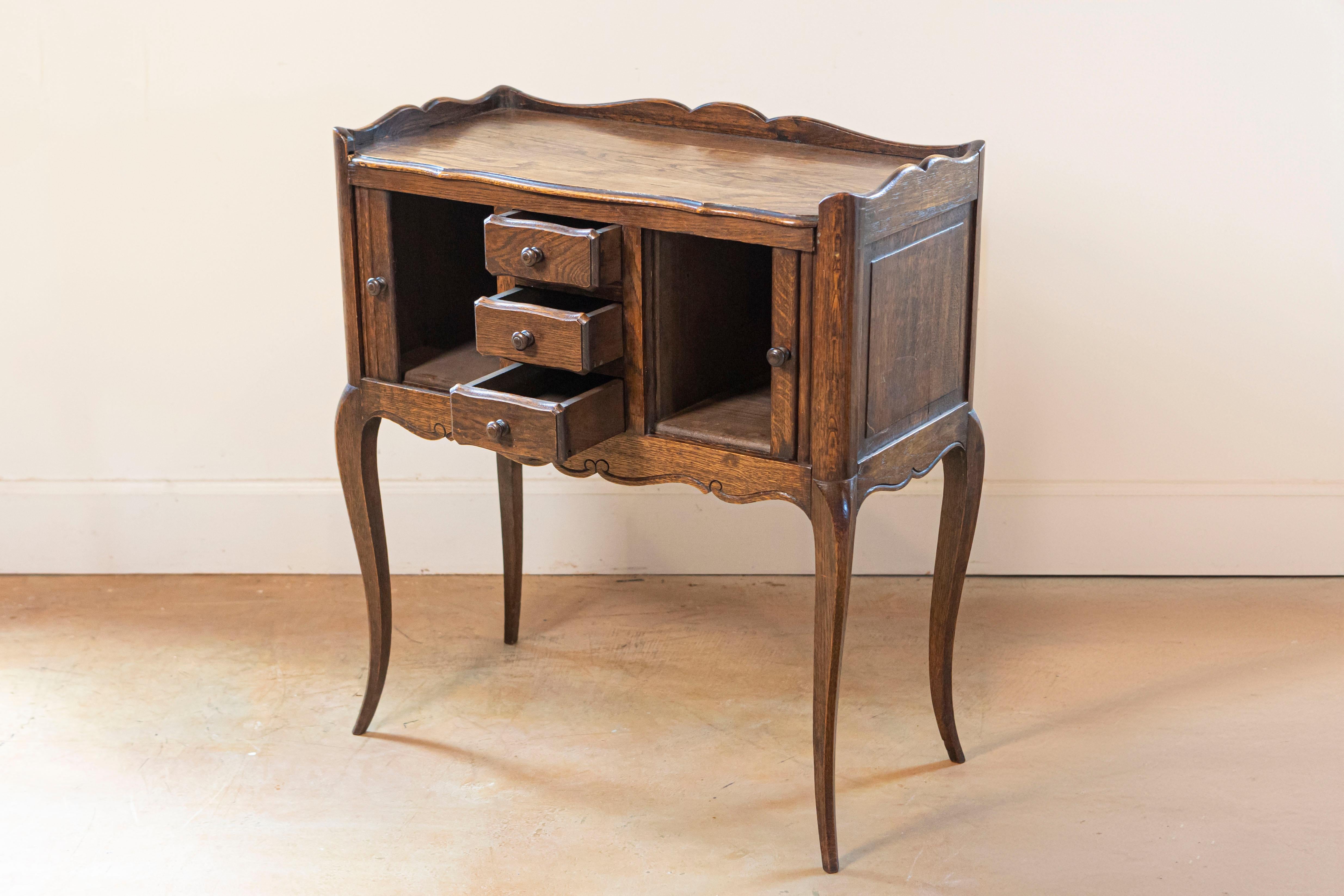 Table de chevet française avec armoires à portes coulissantes et trois tiroirs, années 1890 Bon état - En vente à Atlanta, GA