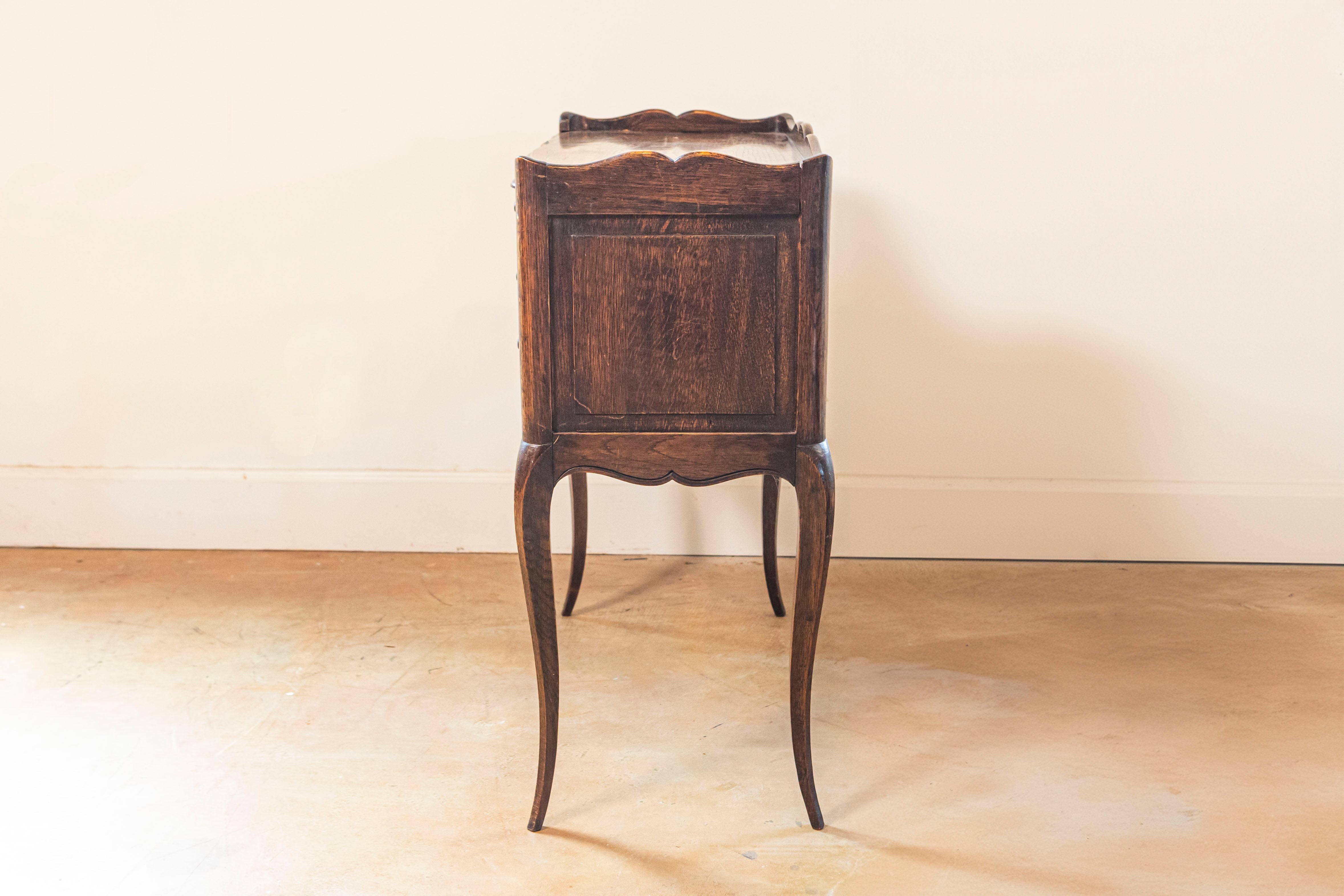 XIXe siècle Table de chevet française avec armoires à portes coulissantes et trois tiroirs, années 1890 en vente