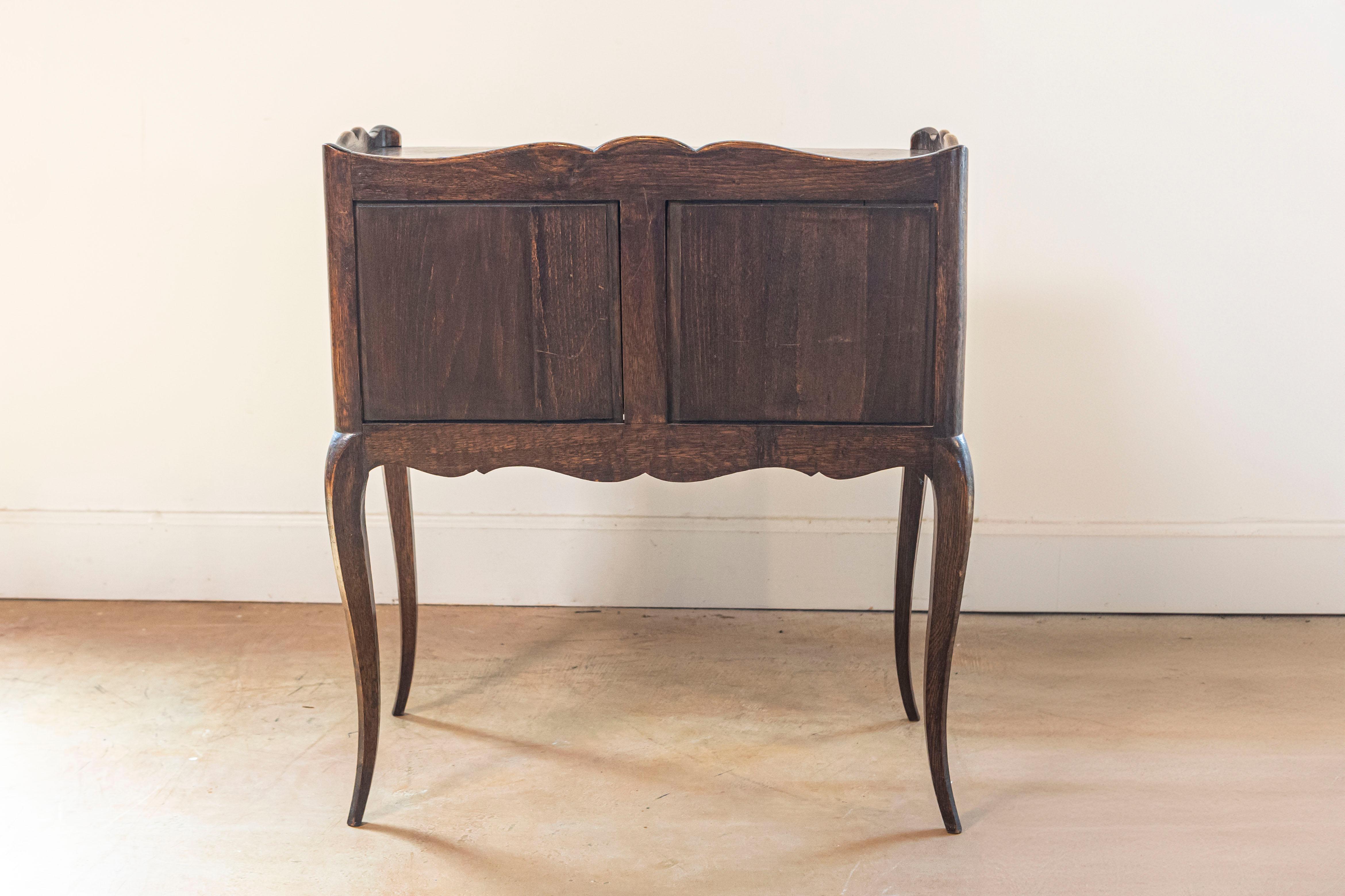 Chêne Table de chevet française avec armoires à portes coulissantes et trois tiroirs, années 1890 en vente