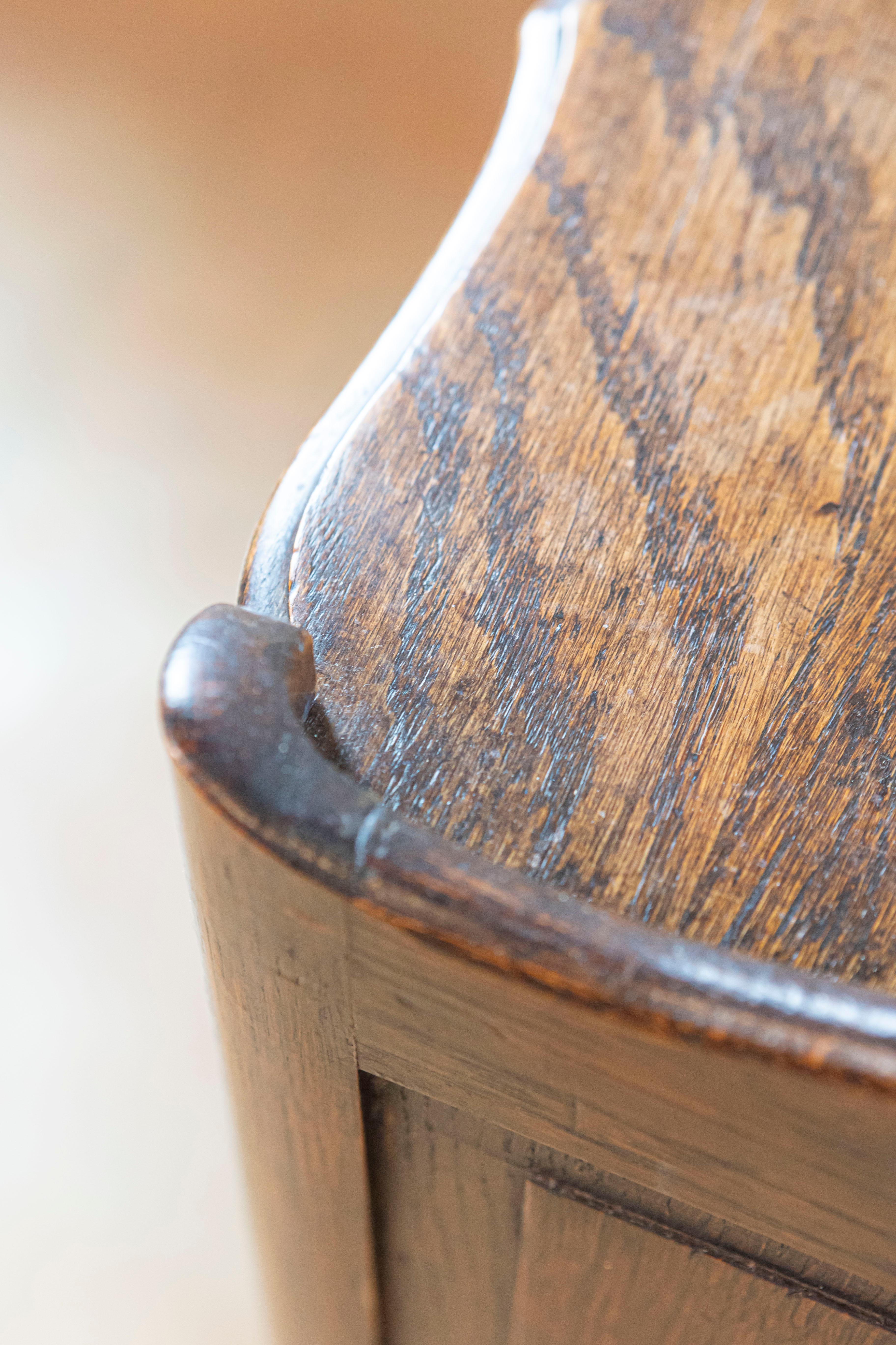 Table de chevet française avec armoires à portes coulissantes et trois tiroirs, années 1890 en vente 2