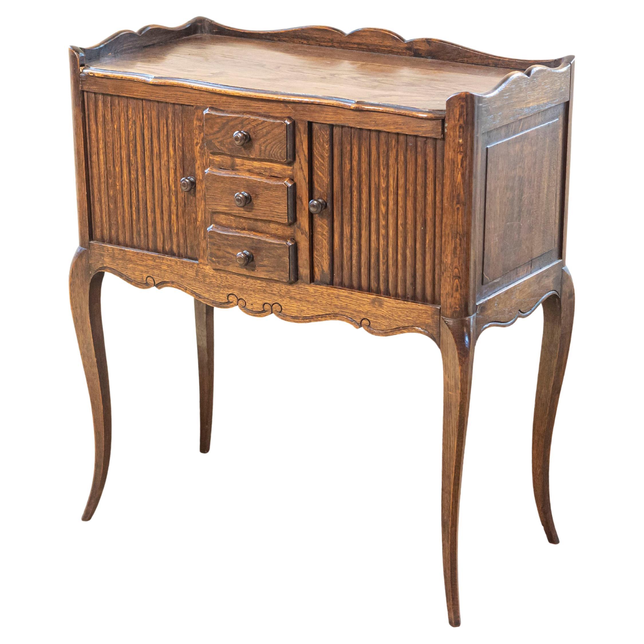 Mesa De Chevet Francesa de Roble con Armarios de Puertas Corredizas y Tres Cajones, Década de 1890