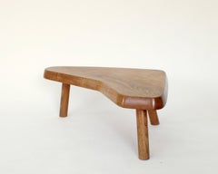 Table basse asymétrique à trois pieds en chêne français attribuée à Perriand