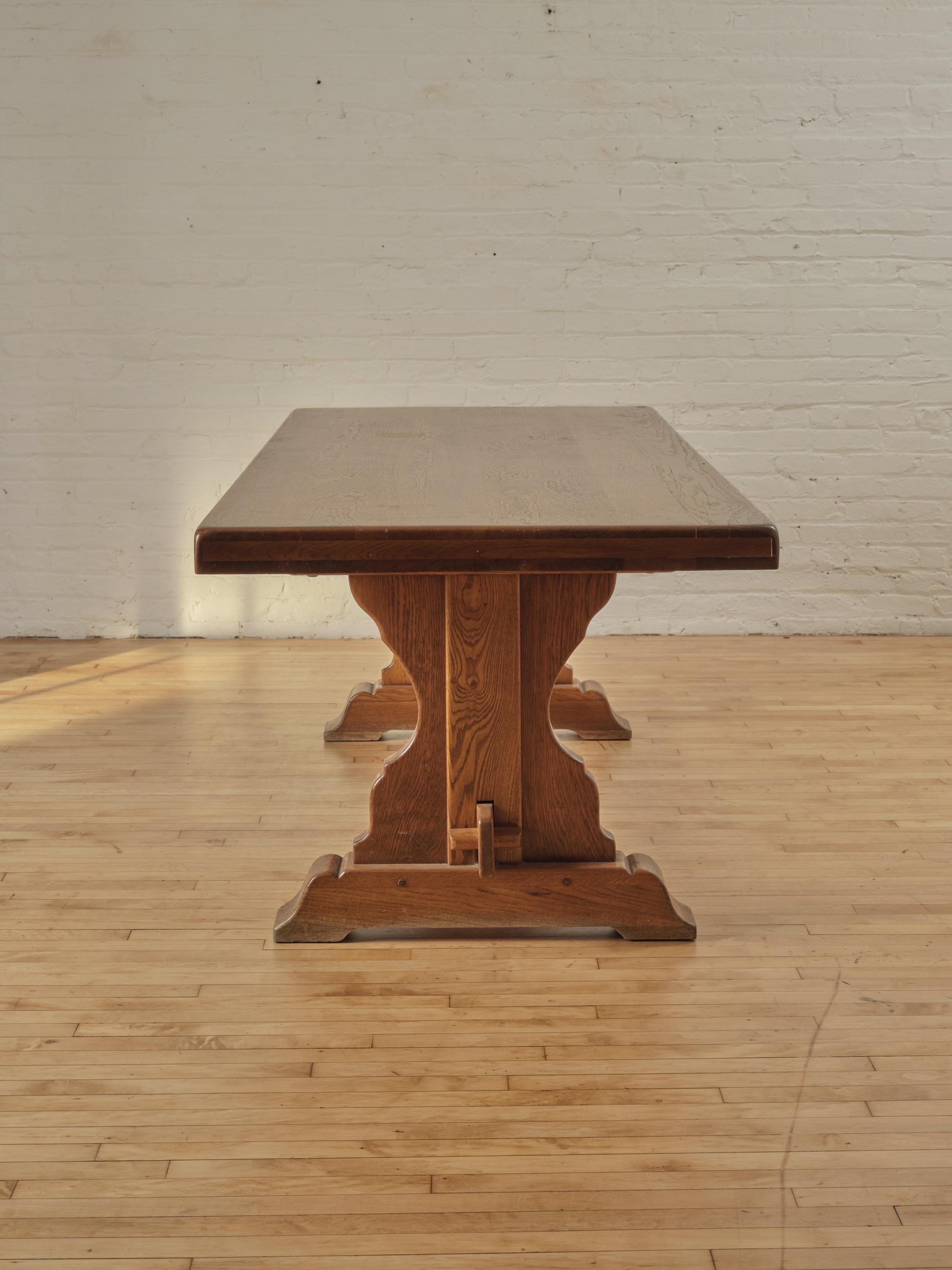 Table à tréteaux en chêne français avec un piètement à traverse et une construction à tenons et mortaises.

