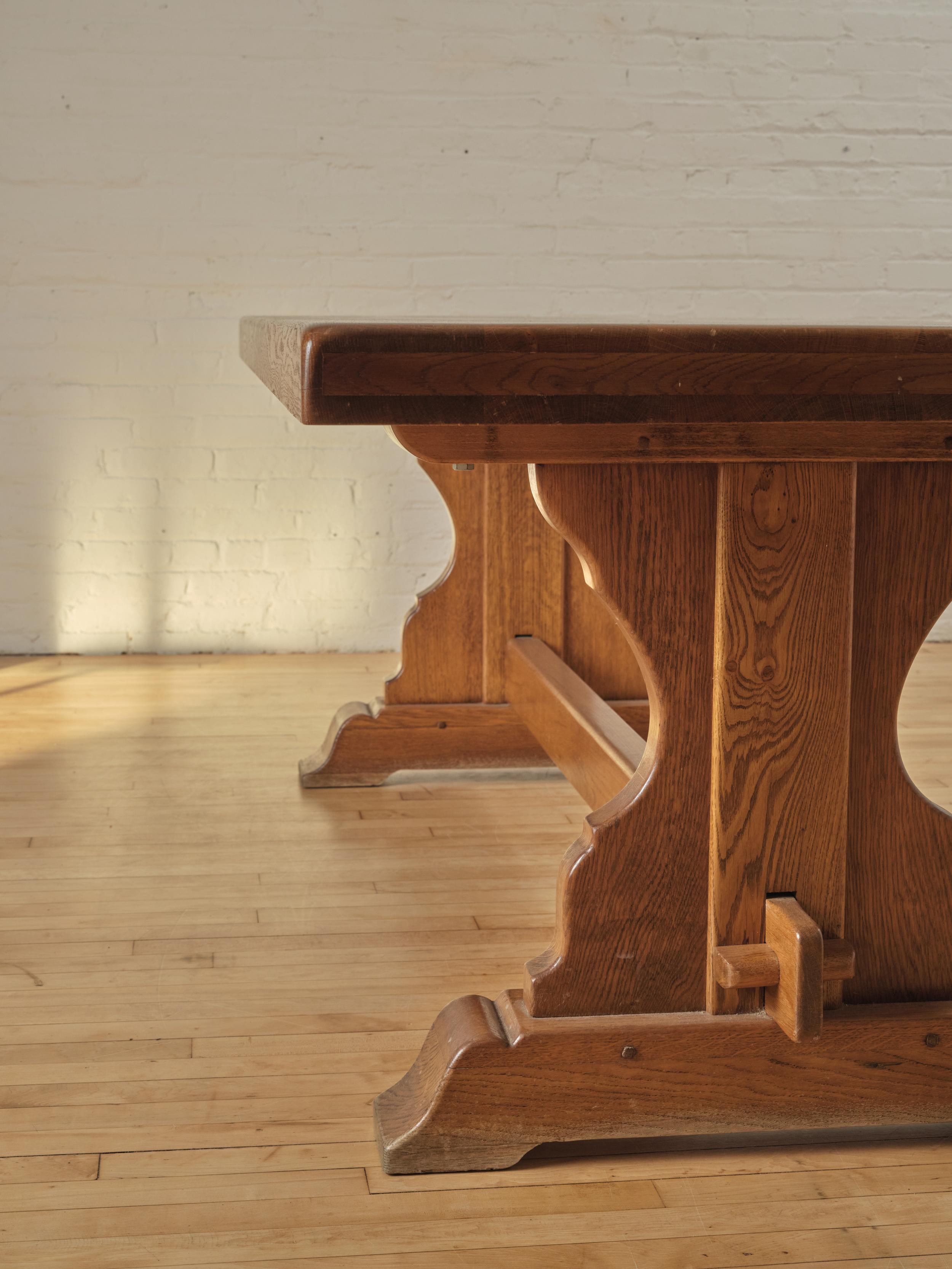 Mid-Century Modern Table à tréteaux en chêne français en vente