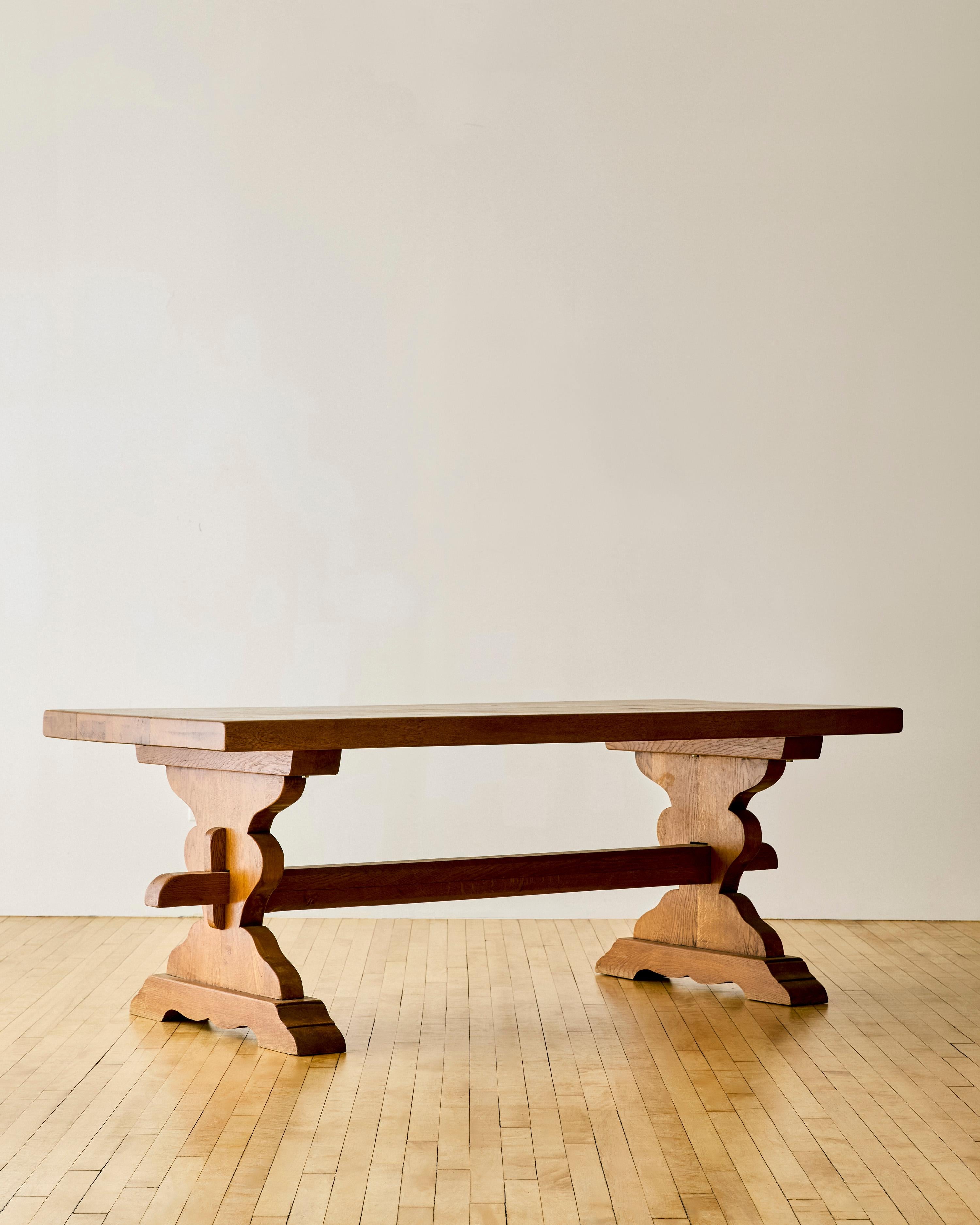 Français Table à tréteaux en chêne français avec pieds festonnés en vente