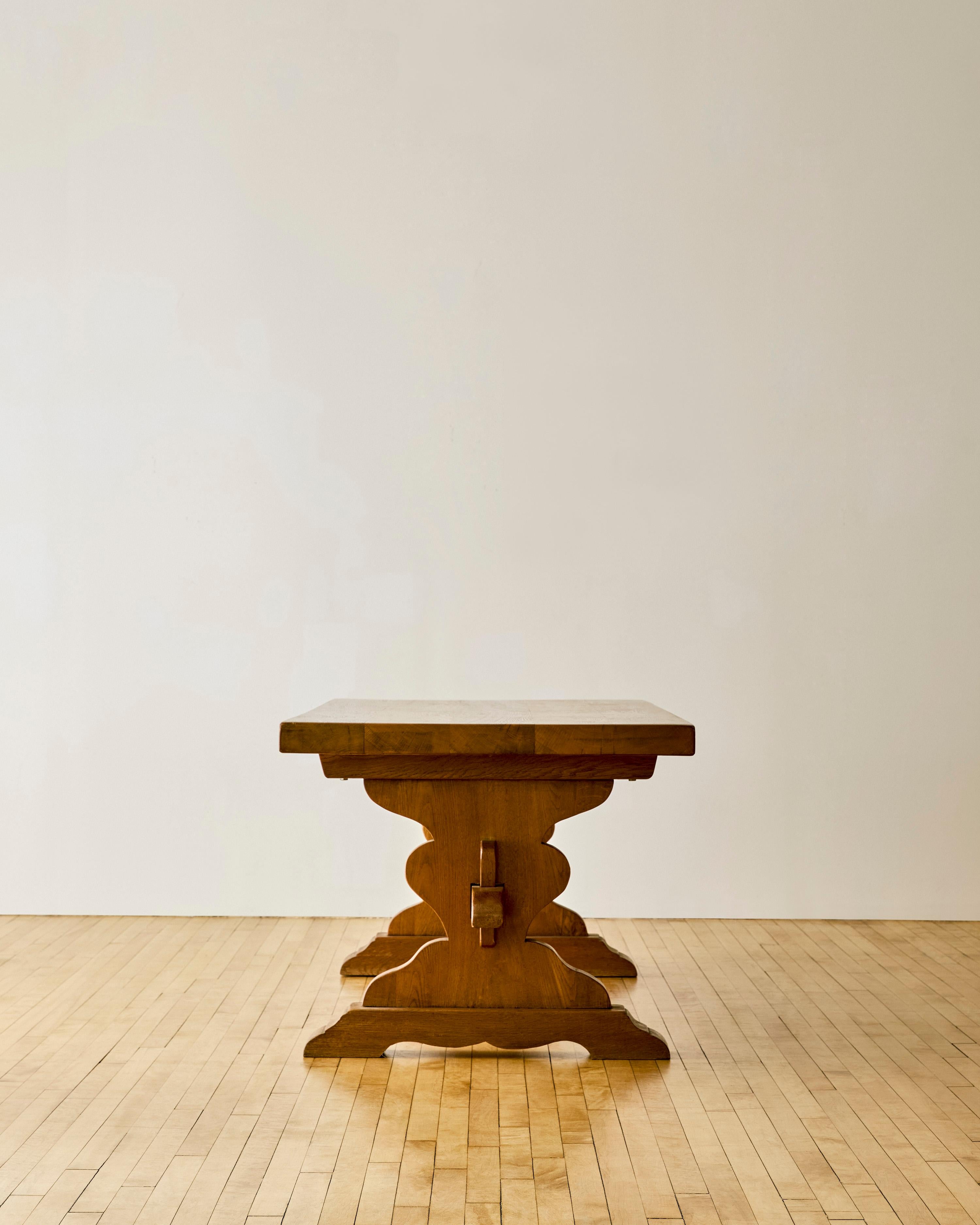 Table à tréteaux en chêne français avec pieds festonnés Bon état - En vente à Long Island City, NY