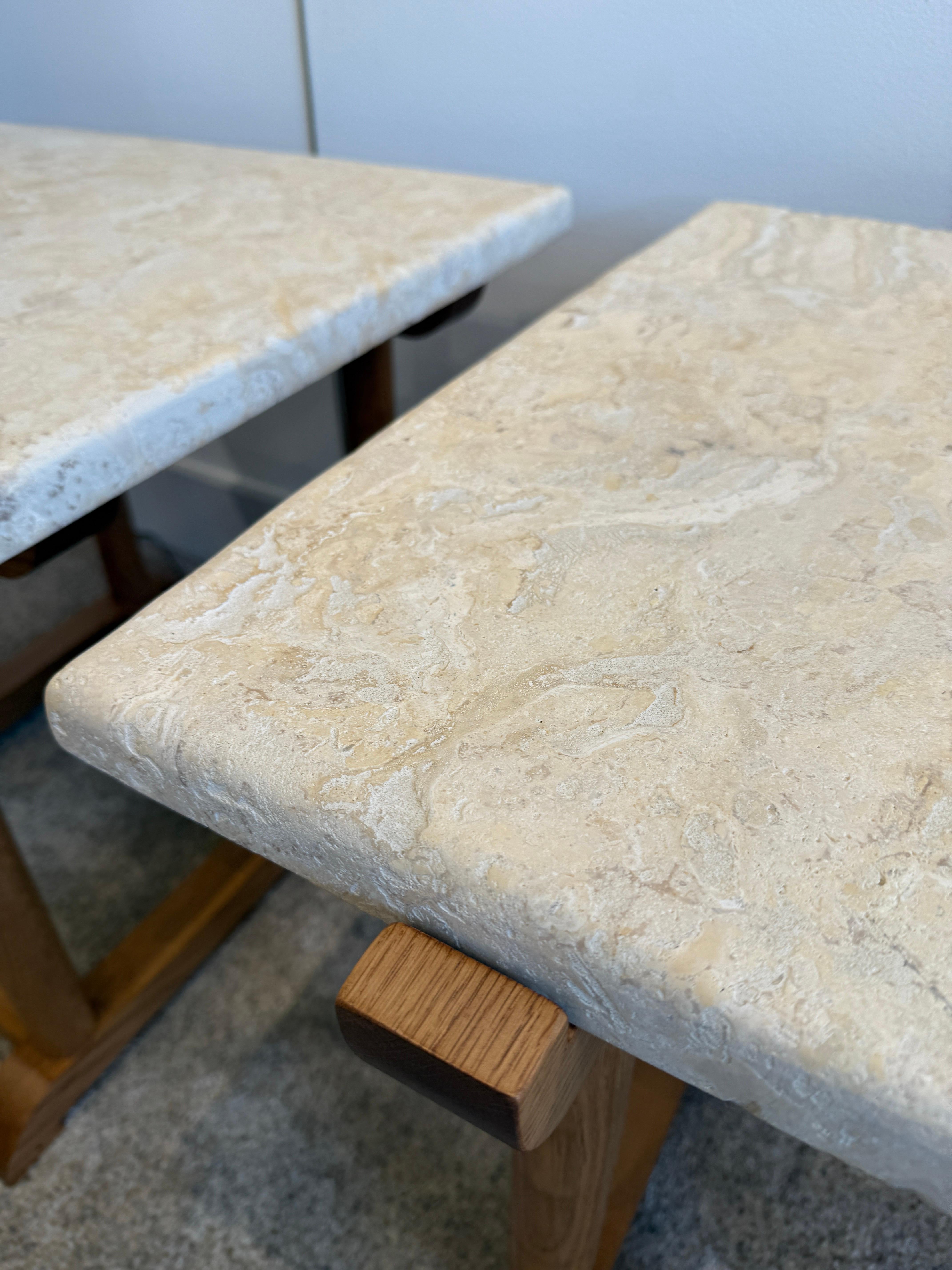 Sono realizzati su misura e progettati in esclusiva per Gustavo Olivieri Antiques. Uno spesso plateau di pietra corallina neutra si trova in cima a queste squisite basi in legno di quercia tornito. Dai un'occhiata ai dettagli che rendono questi