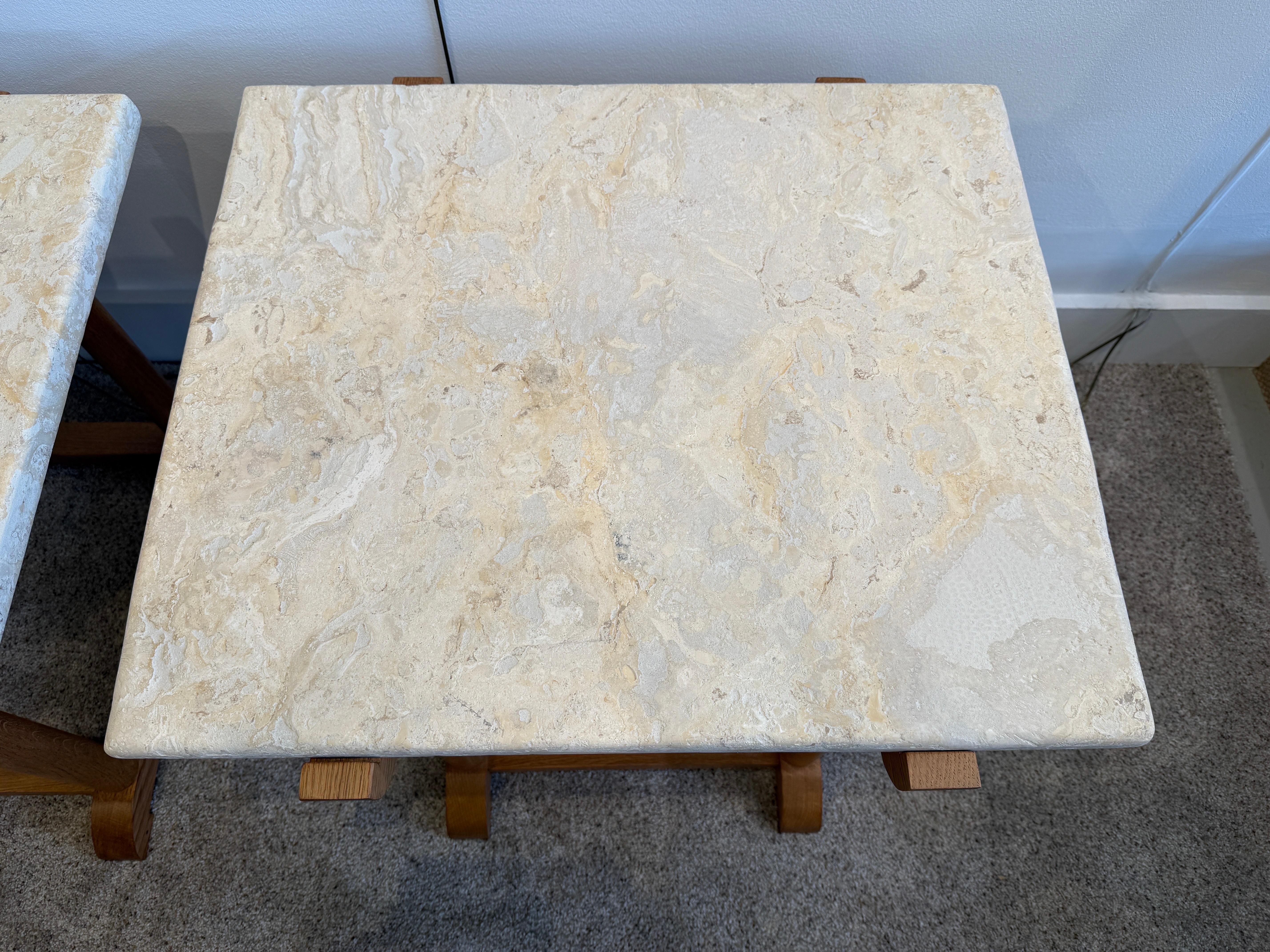Scandinavo moderno Tavolini in legno tornito di Oak Oak francese con lastra di pietra corallina levigata, coppia in vendita