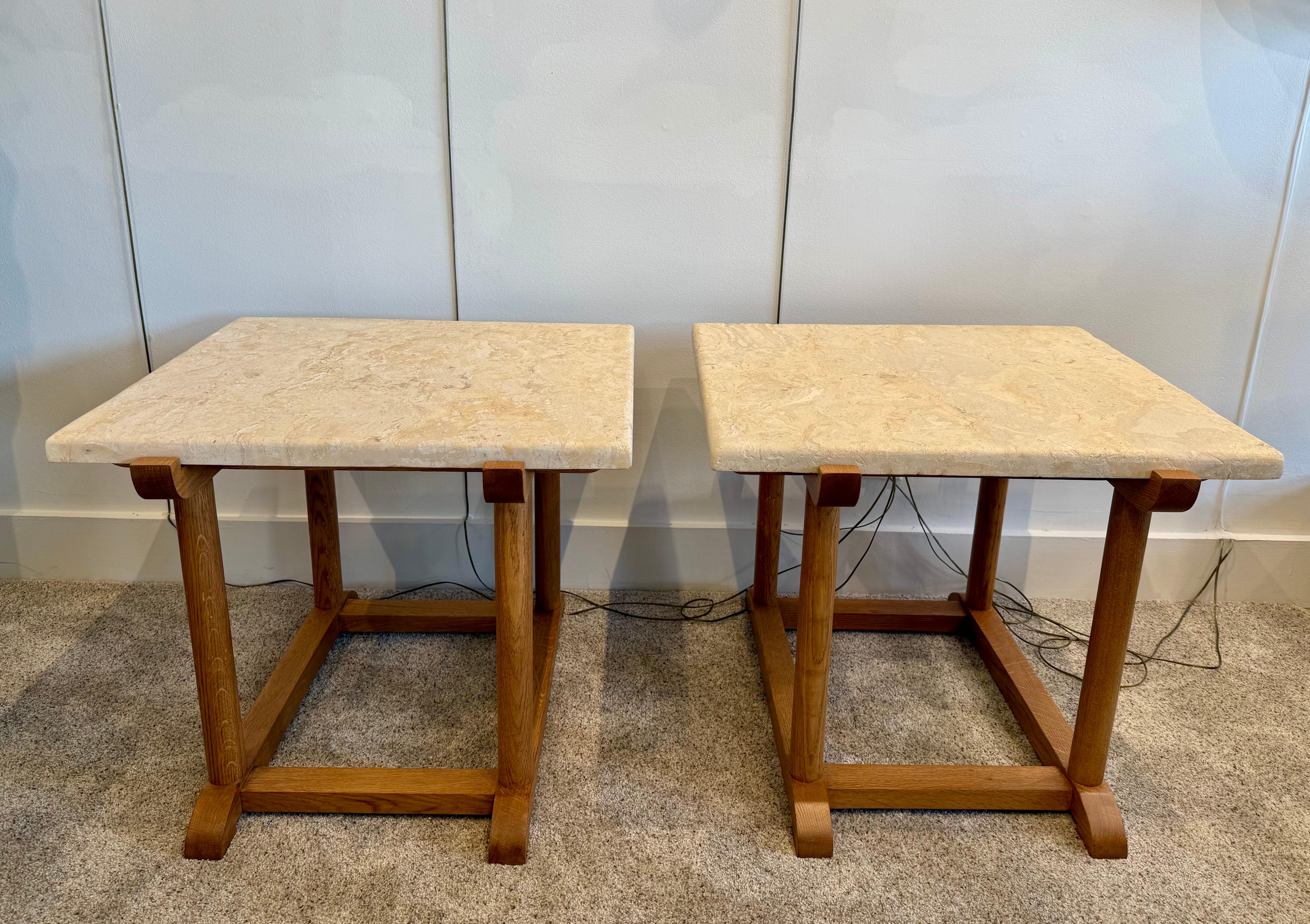 XXI secolo e contemporaneo Tavolini in legno tornito di Oak Oak francese con lastra di pietra corallina levigata, coppia in vendita