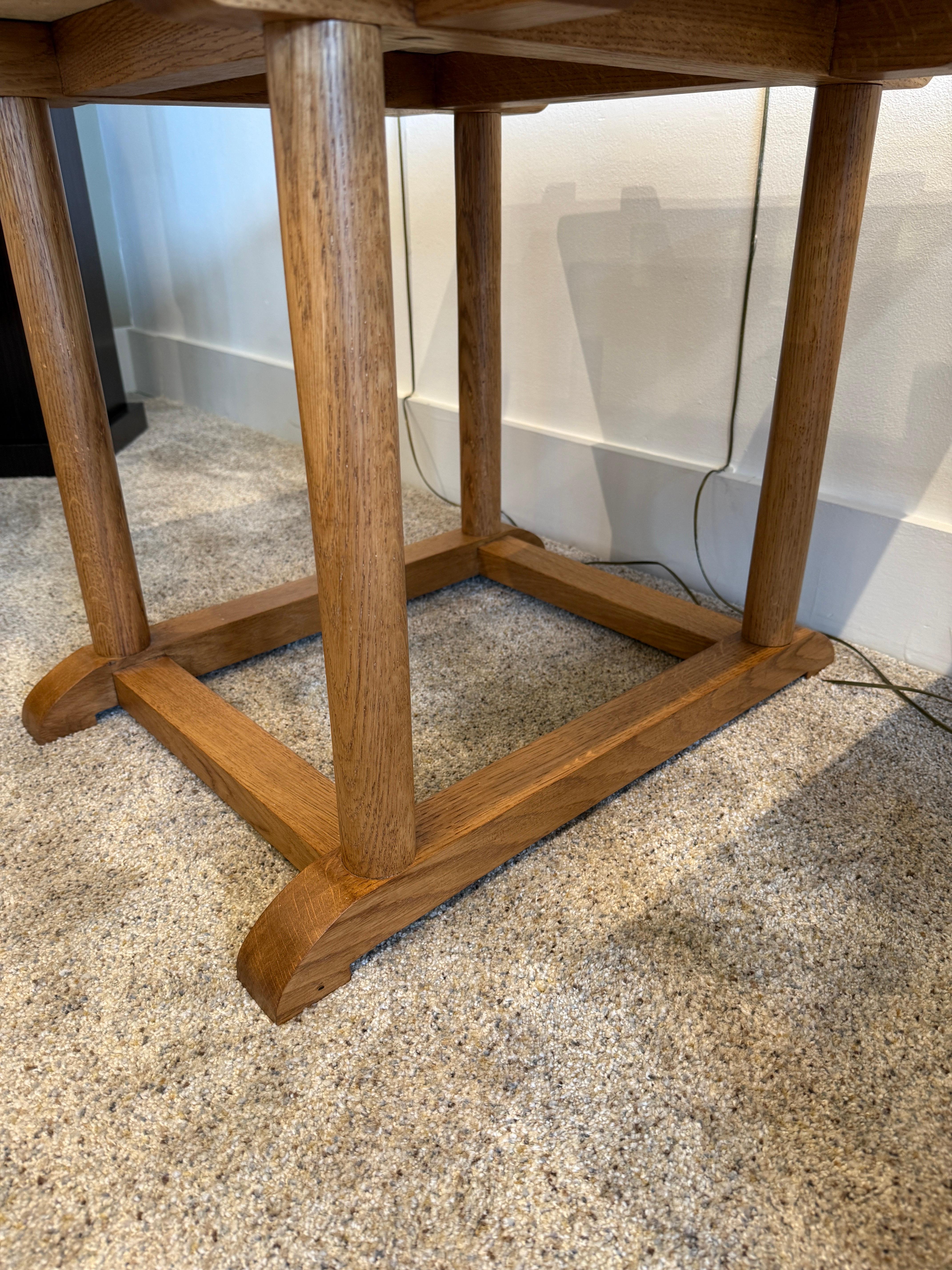 Quercia Tavolini in legno tornito di Oak Oak francese con lastra di pietra corallina levigata, coppia in vendita