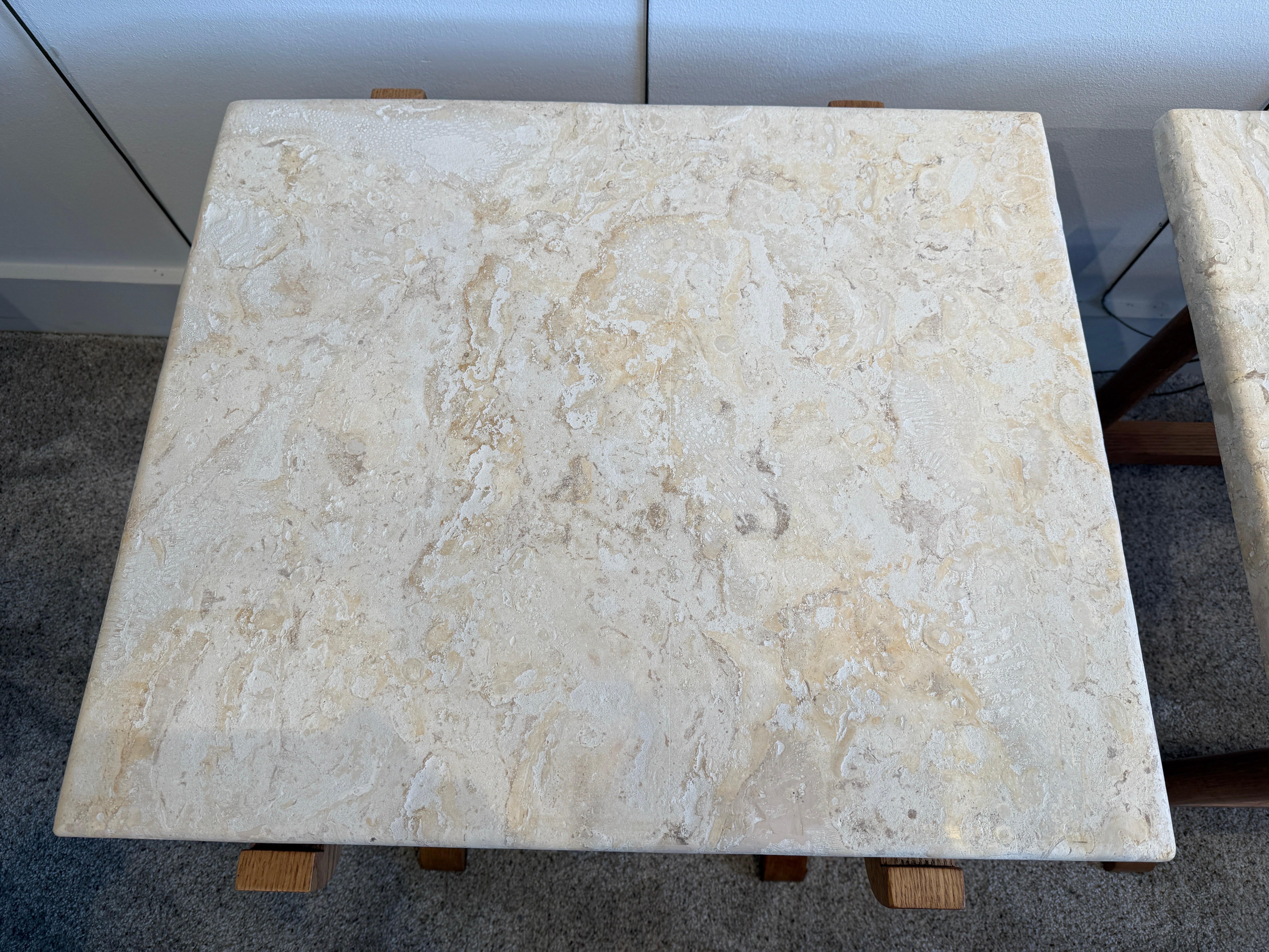 Tavolini in legno tornito di Oak Oak francese con lastra di pietra corallina levigata, coppia in vendita 2