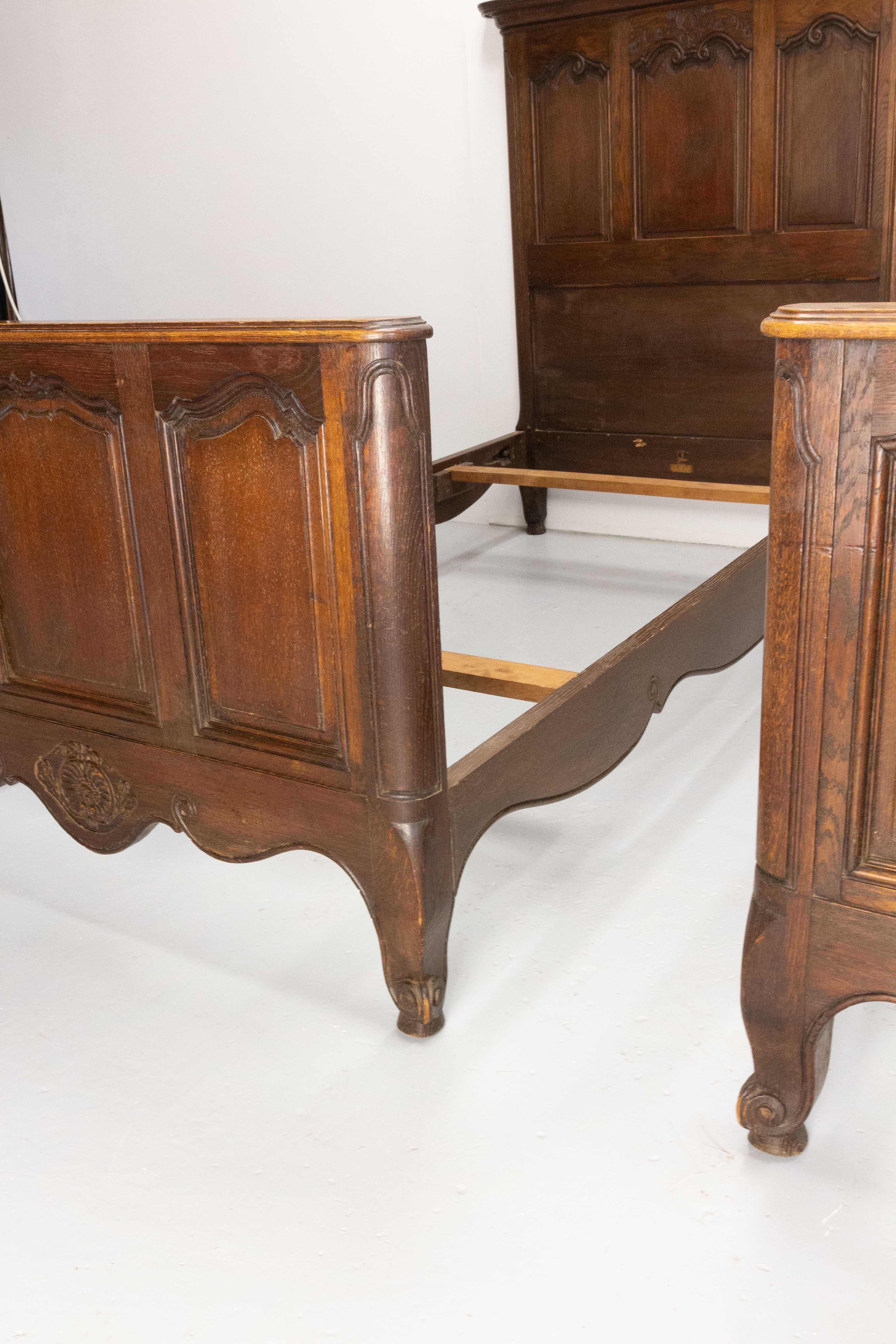French Oak Twin Beds in the Louis XV Style, circa 1960 In Good Condition For Sale In Labrit, Landes