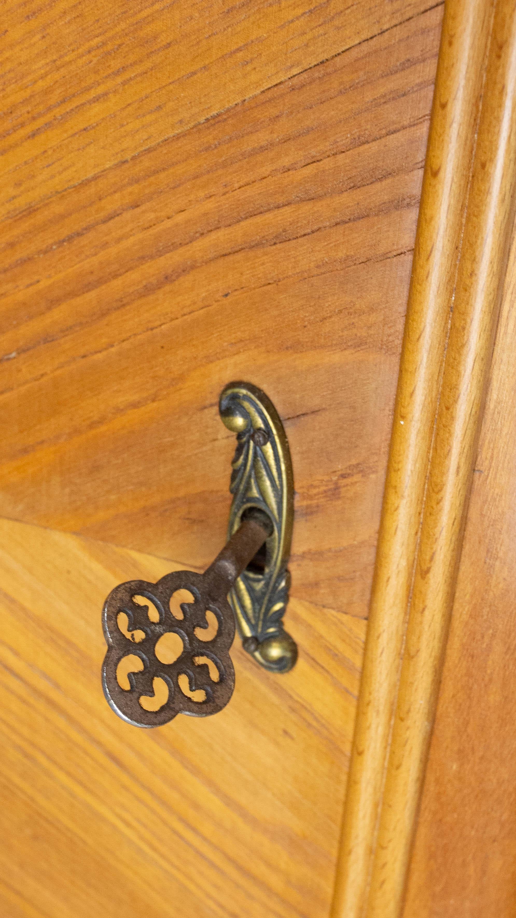 Armario de pared de roble francés Dos puertas Tres puertas batientes y vitrina central, circa 1950 en venta 3