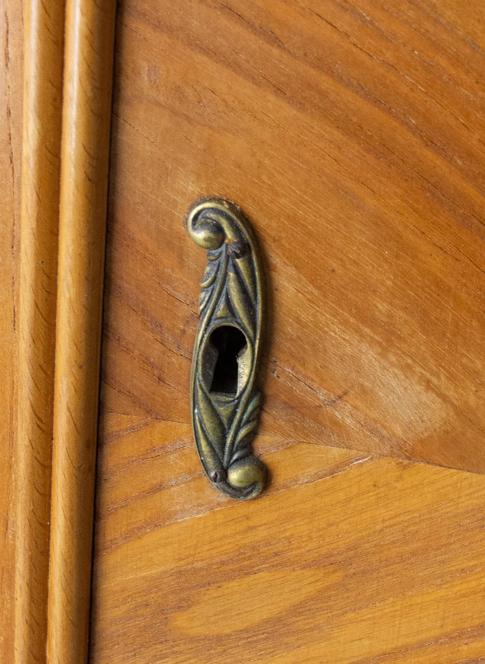 Armario de pared de roble francés Dos puertas Tres puertas batientes y vitrina central, circa 1950 en venta 4