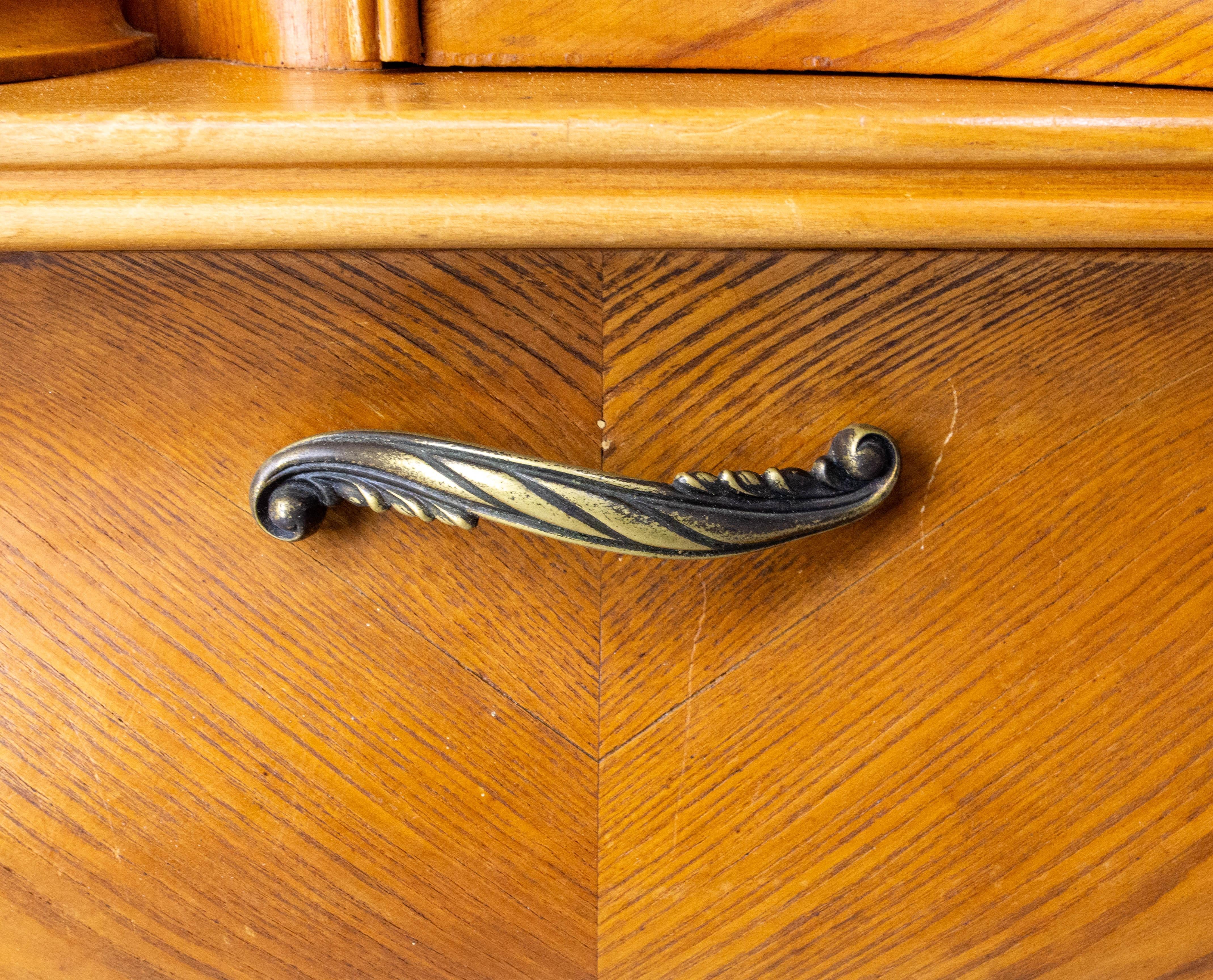 Armario de pared de roble francés Dos puertas Tres puertas batientes y vitrina central, circa 1950 en venta 5