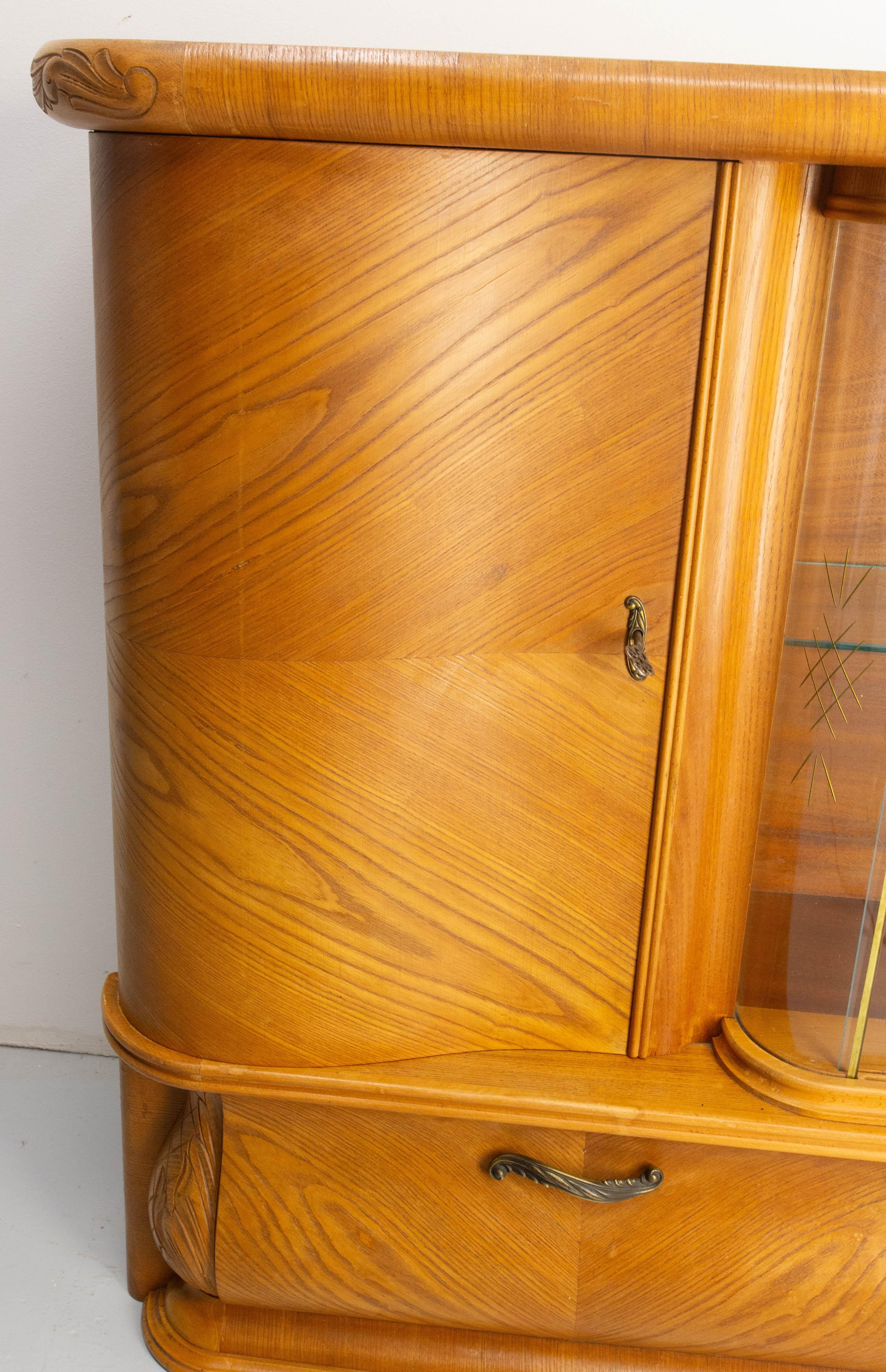Armario de pared de roble francés Dos puertas Tres puertas batientes y vitrina central, circa 1950 en venta 6