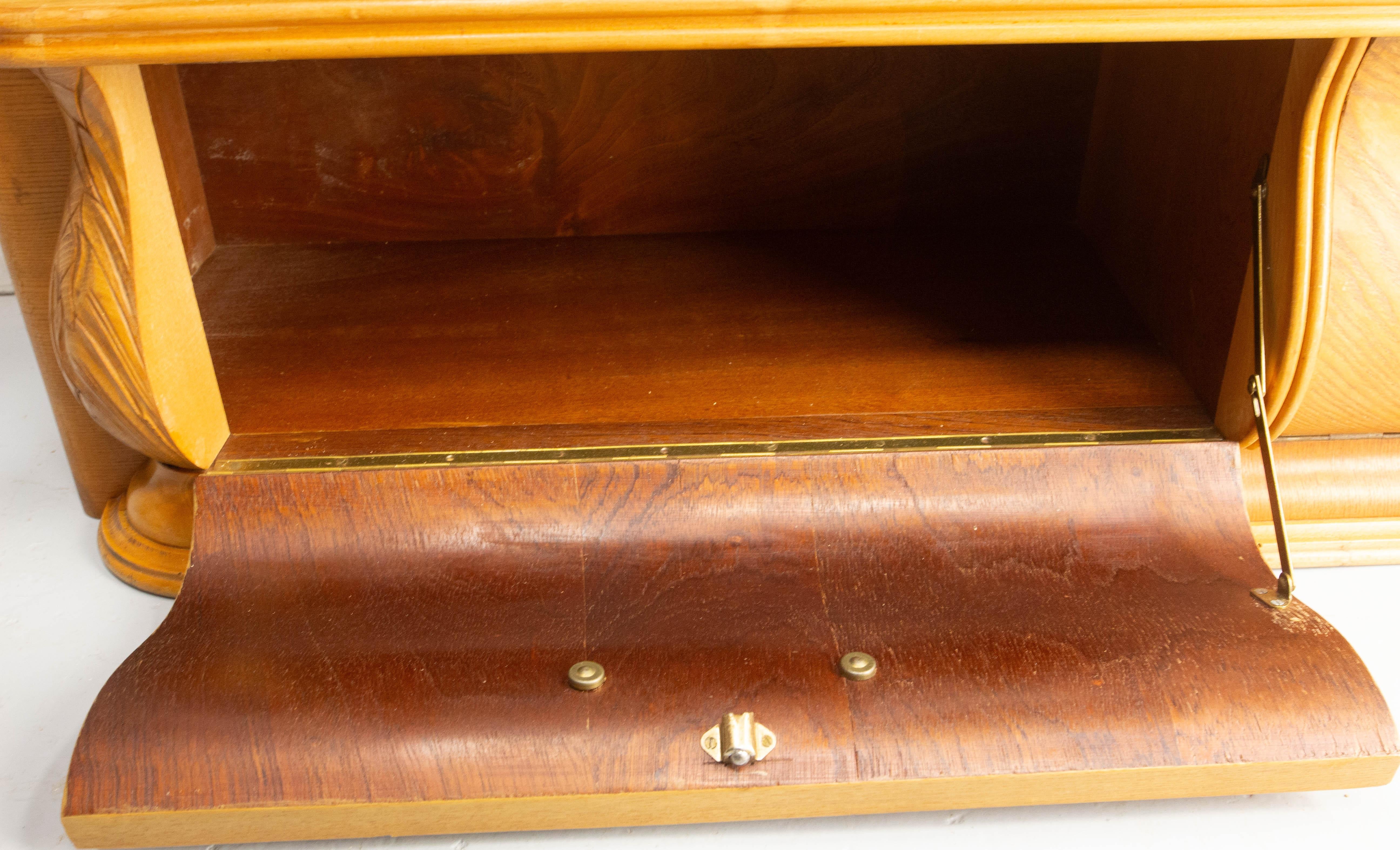 Armario de pared de roble francés Dos puertas Tres puertas batientes y vitrina central, circa 1950 en venta 7