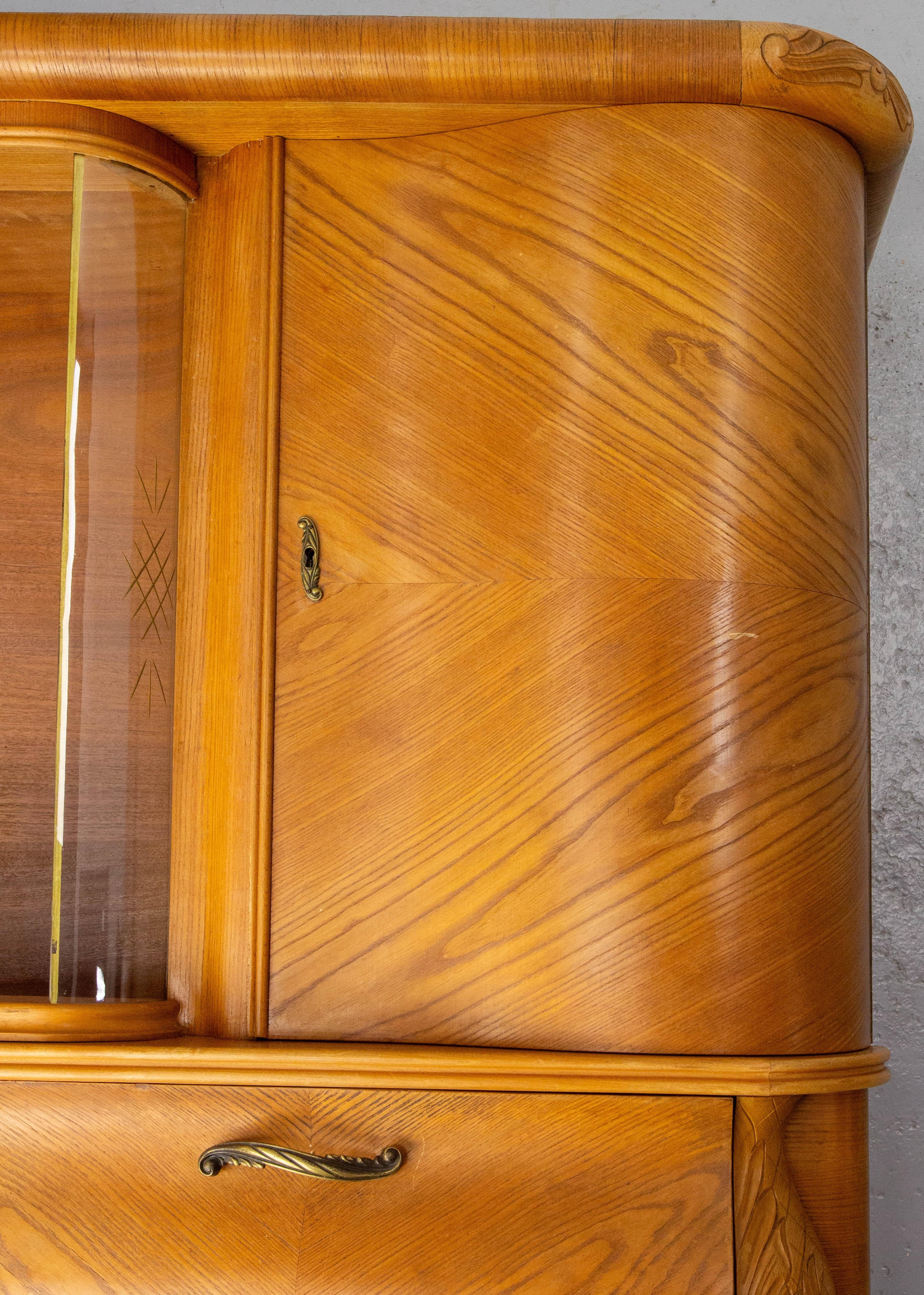 Armario de pared de roble francés Dos puertas Tres puertas batientes y vitrina central, circa 1950 en venta 8