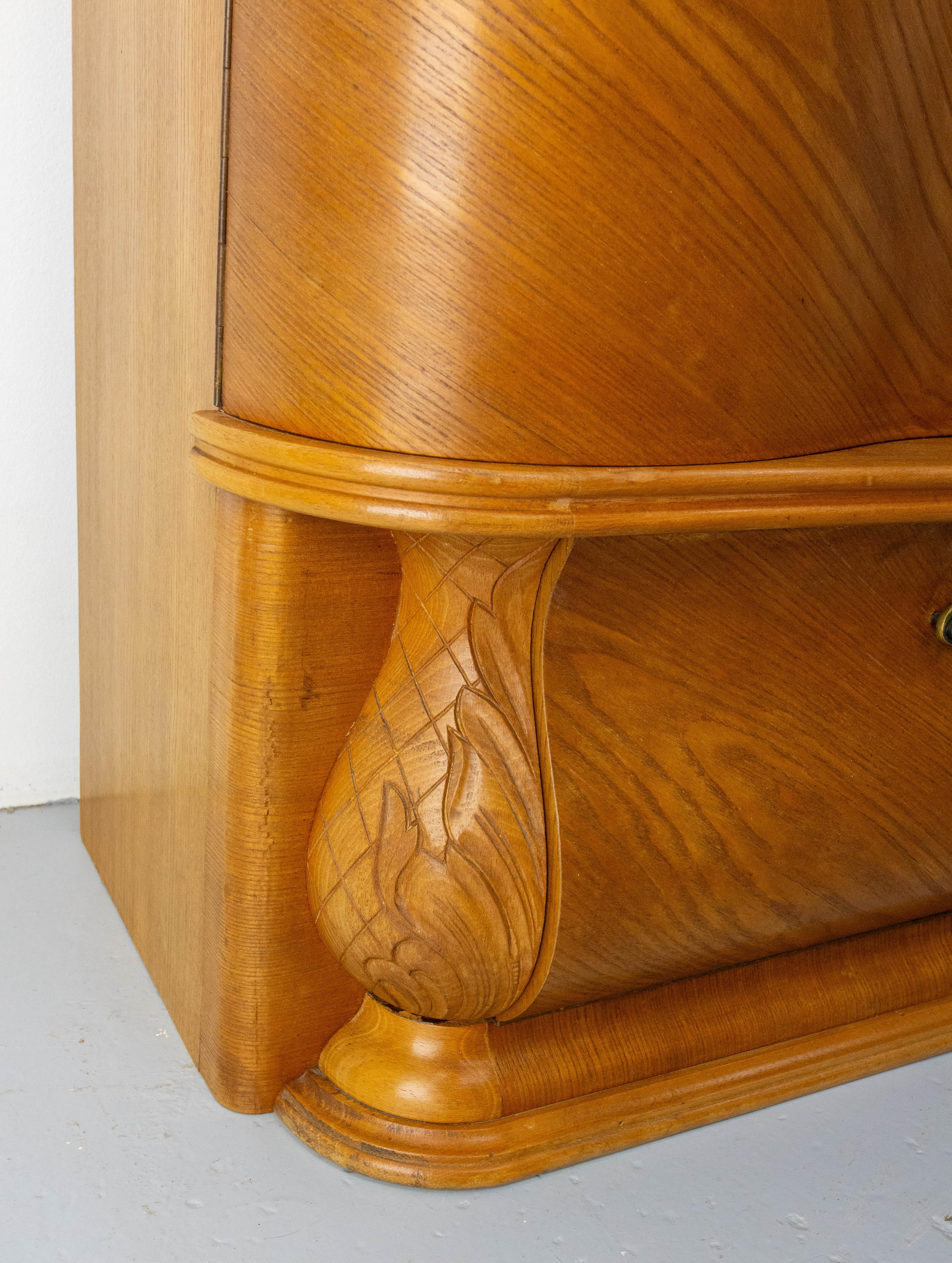 Armario de pared de roble francés Dos puertas Tres puertas batientes y vitrina central, circa 1950 en venta 9