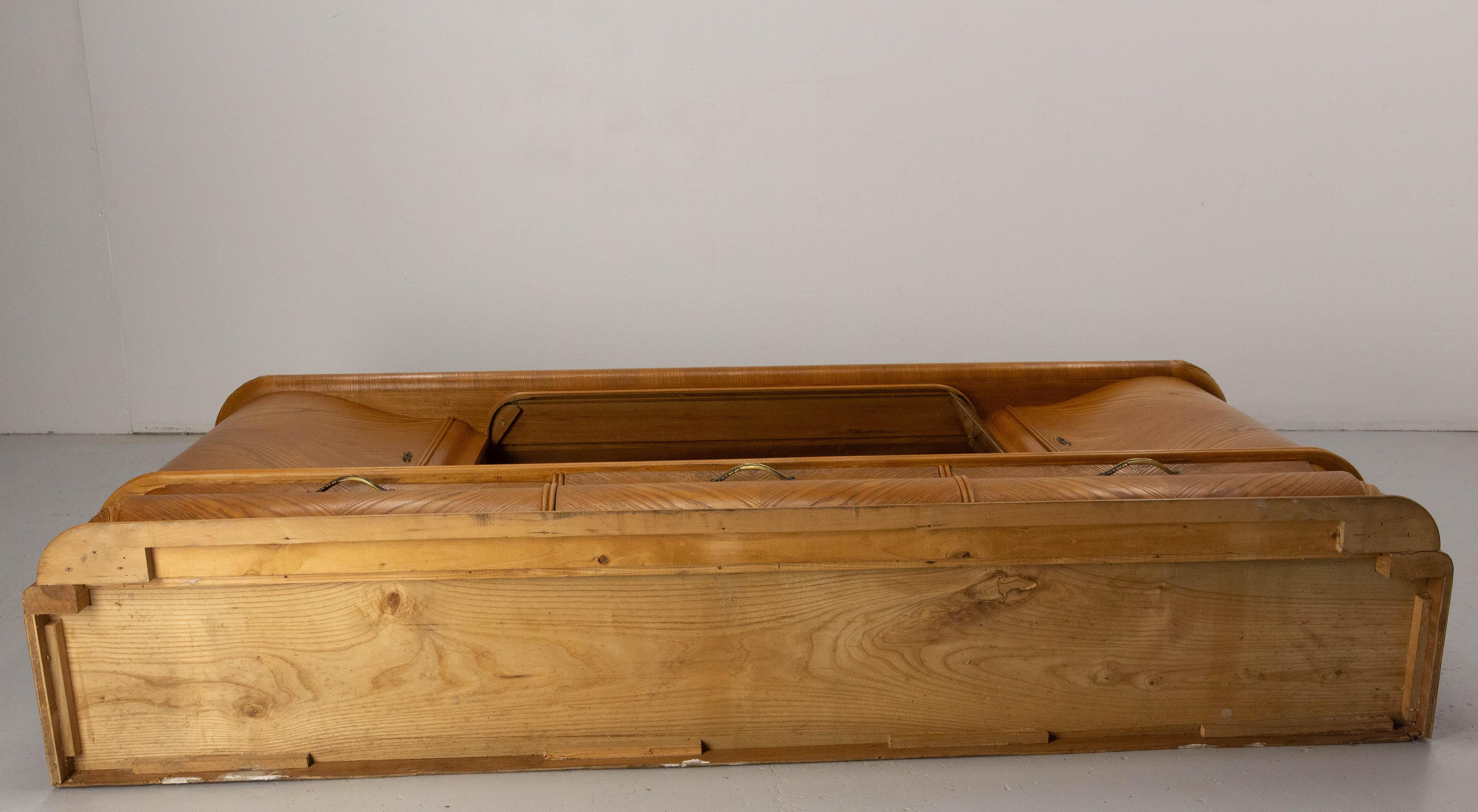 Armario de pared de roble francés Dos puertas Tres puertas batientes y vitrina central, circa 1950 en venta 12