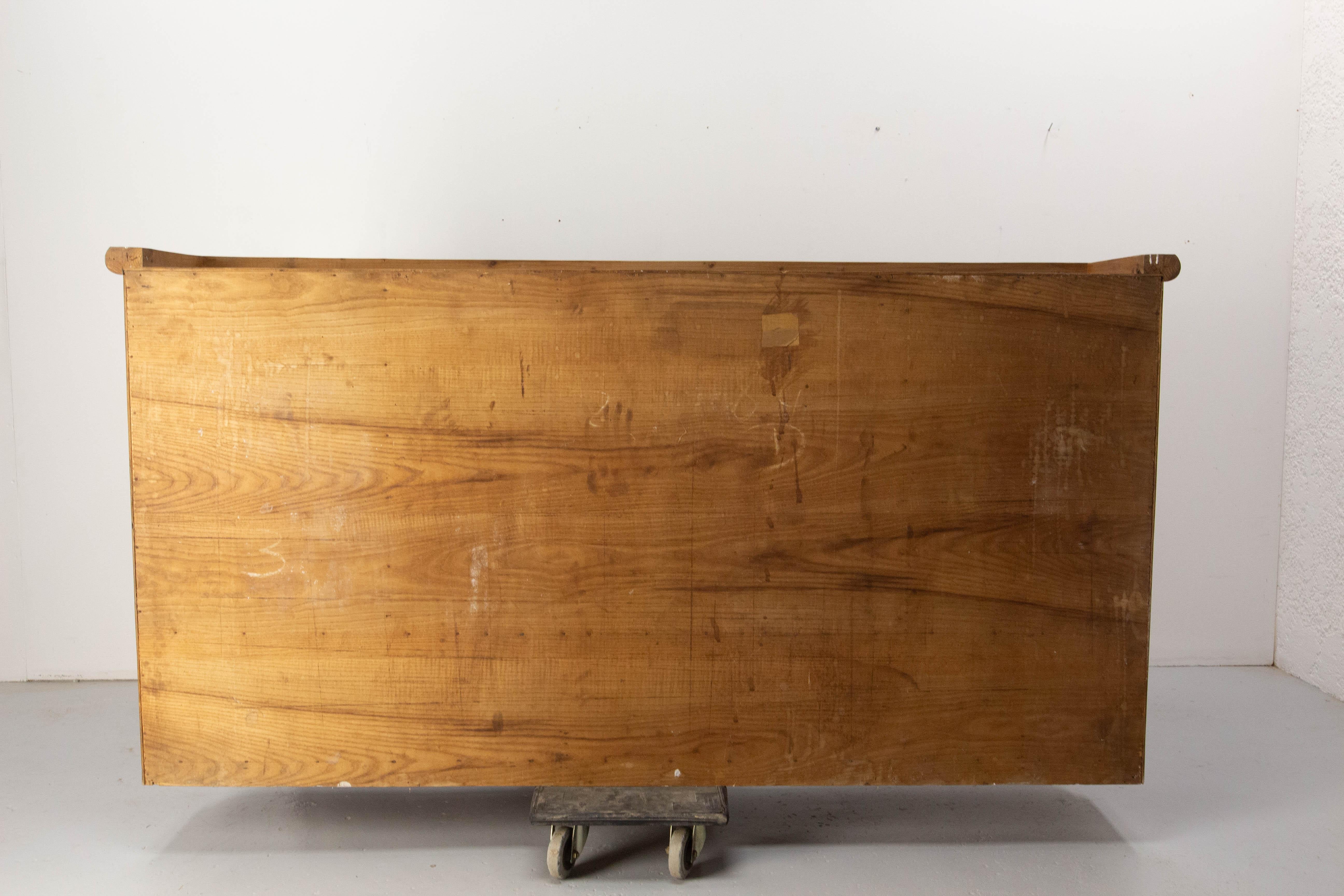 Armario de pared de roble francés Dos puertas Tres puertas batientes y vitrina central, circa 1950 en venta 13